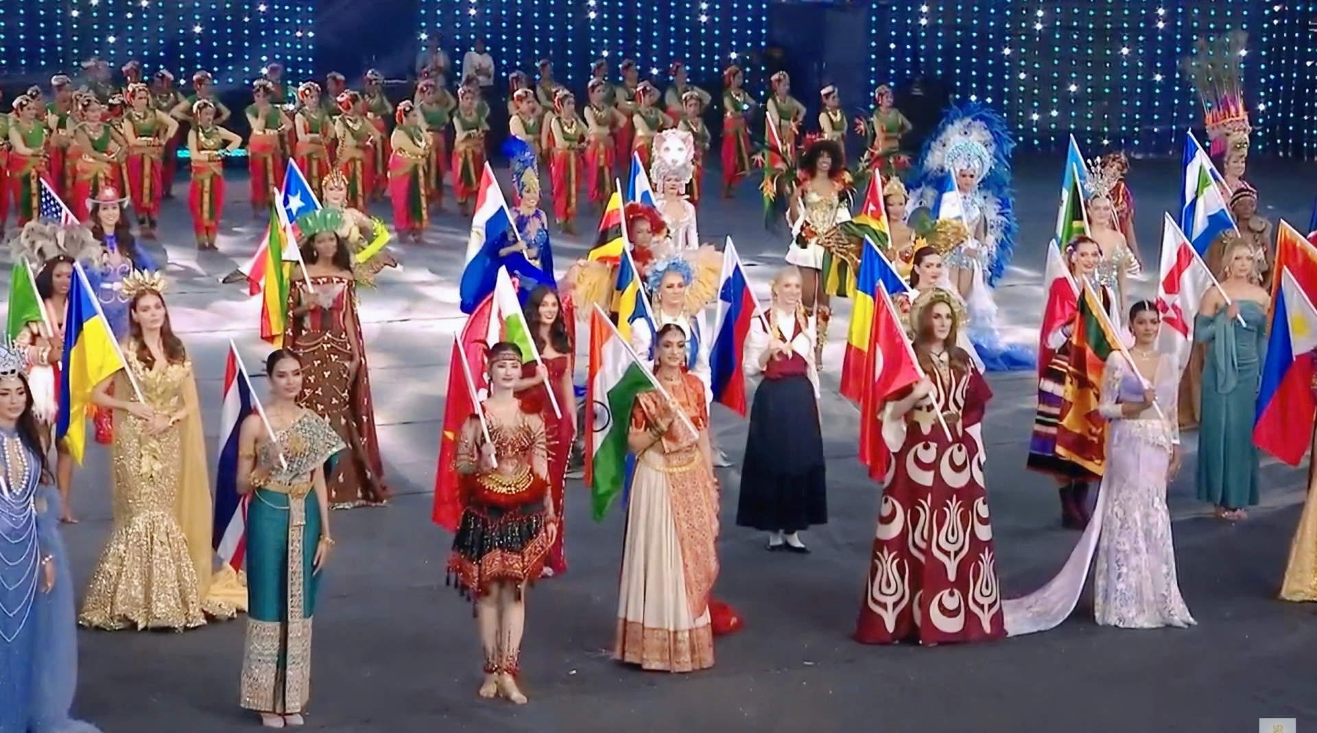 Hoa hậu Ý Nhi tự hào giới thiệu Việt Nam tại khai mạc Miss World - ảnh 2