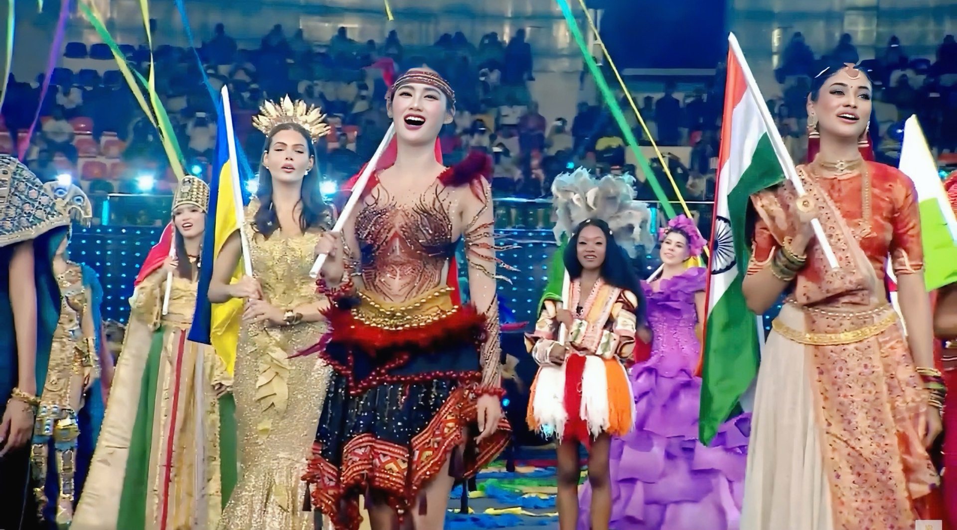 Hoa hậu Ý Nhi tự hào giới thiệu Việt Nam tại khai mạc Miss World - ảnh 1