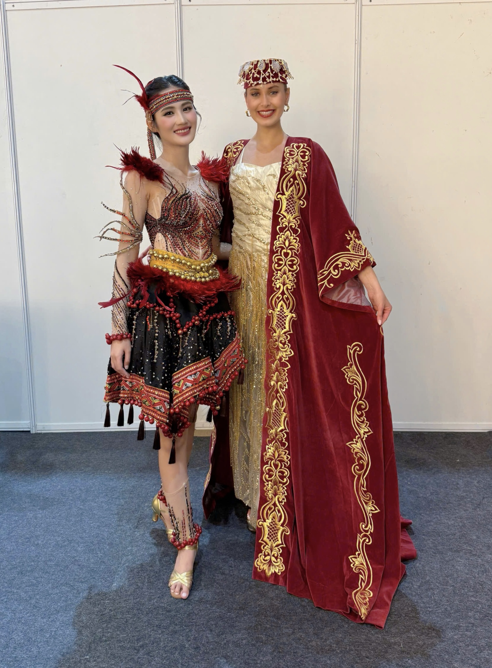 Hoa hậu Ý Nhi tự hào giới thiệu Việt Nam tại khai mạc Miss World - ảnh 3