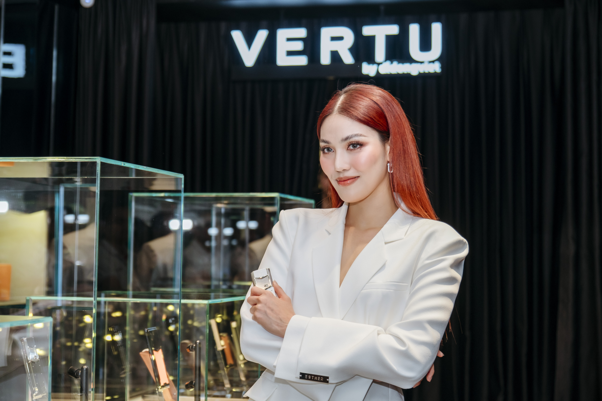 Lan Khuê xuất hiện tại Vertu Việt Nam khiến netizen chú ý chiếc điện thoại tiền tỷ - ảnh 1