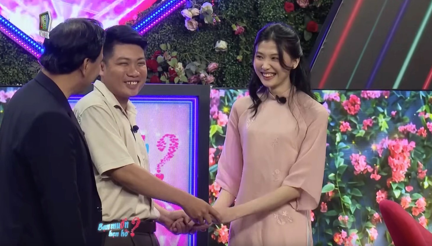Hai MC vui mừng khi 'đẩy thuyền' thành công cho cặp đôi