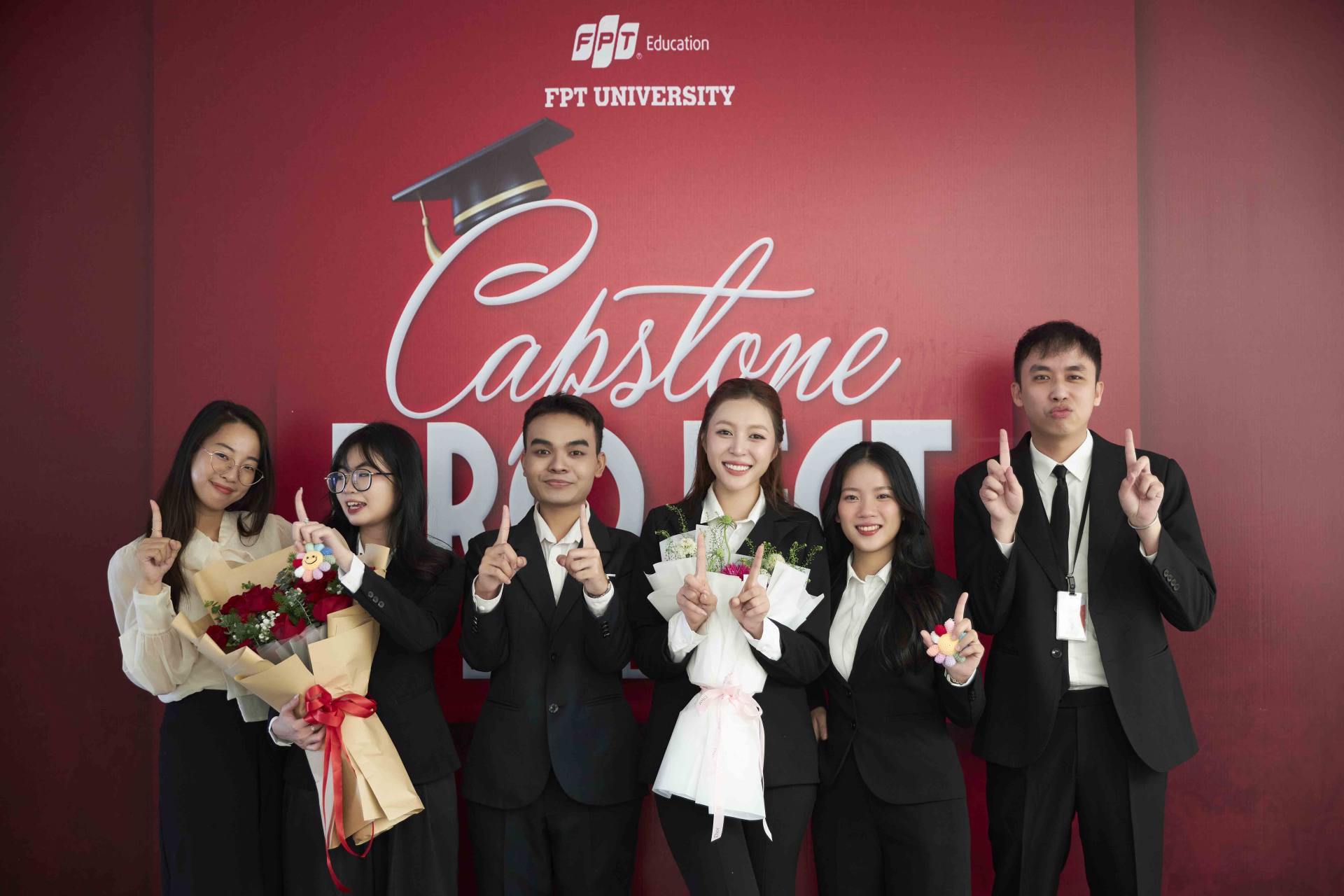 Hoa hậu Kiều Duy hát ‘Đi giữa trời rực rỡ’ trước 7.000 khán giả - ảnh 4