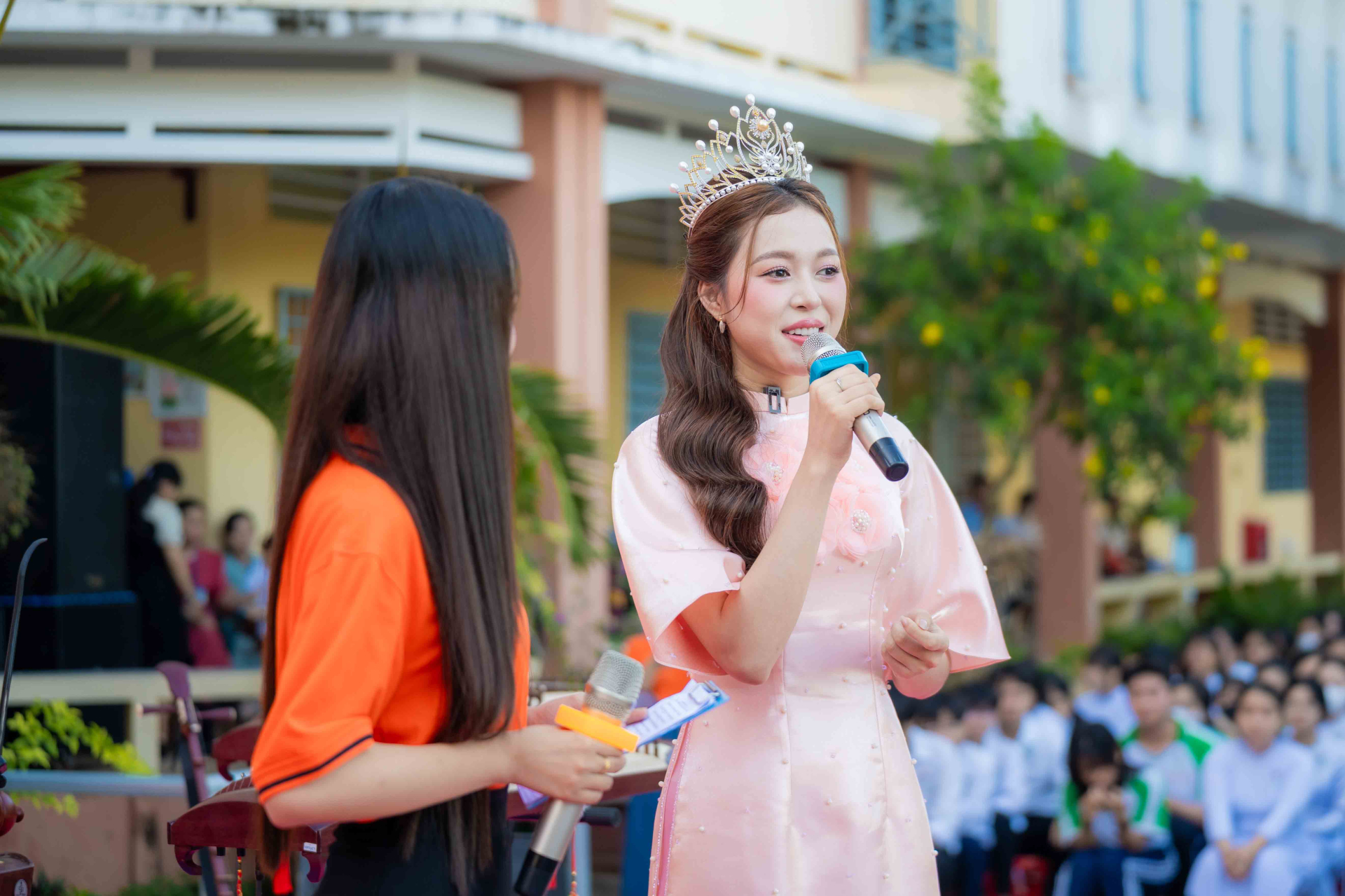 Hoa hậu Kiều Duy hát ‘Đi giữa trời rực rỡ’ trước 7.000 khán giả - ảnh 3