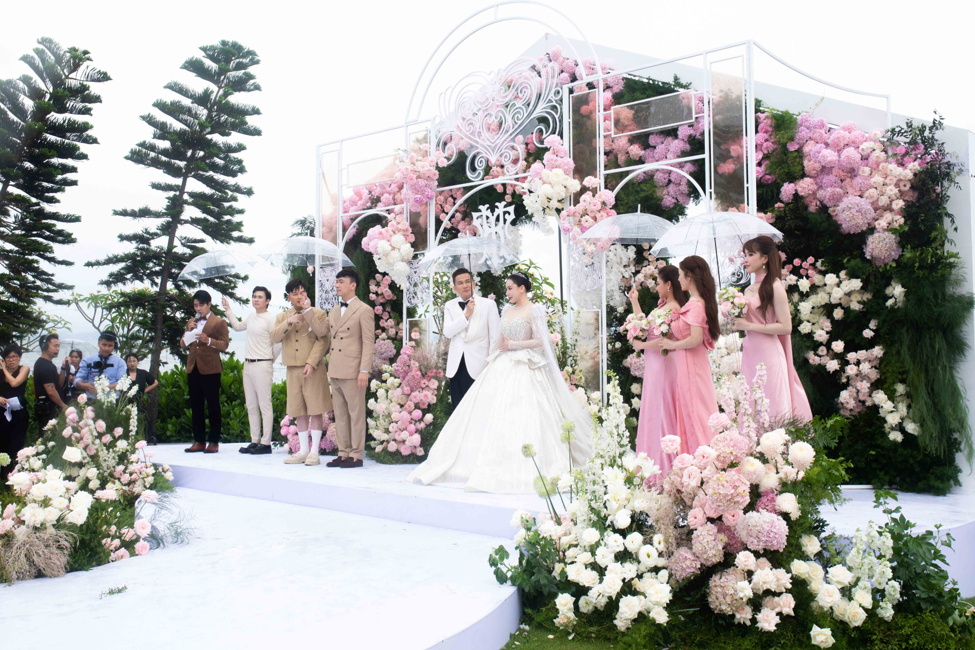 Lý Nhã Kỳ bất ngờ xuất hiện làm dâu phụ trong đám cưới của Hồ Quỳnh Hương - ảnh 3