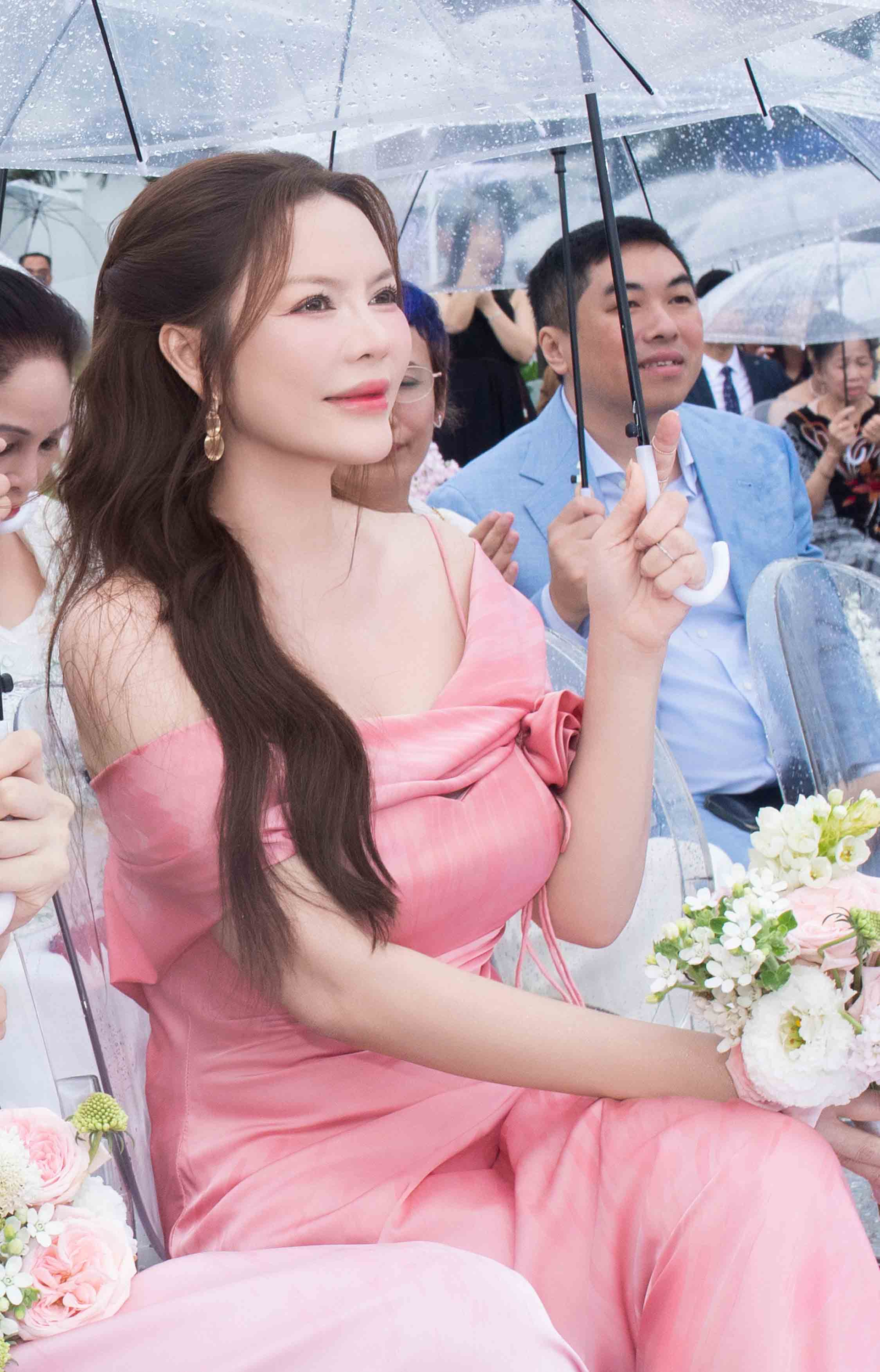 Lý Nhã Kỳ bất ngờ xuất hiện làm dâu phụ trong đám cưới của Hồ Quỳnh Hương - ảnh 5