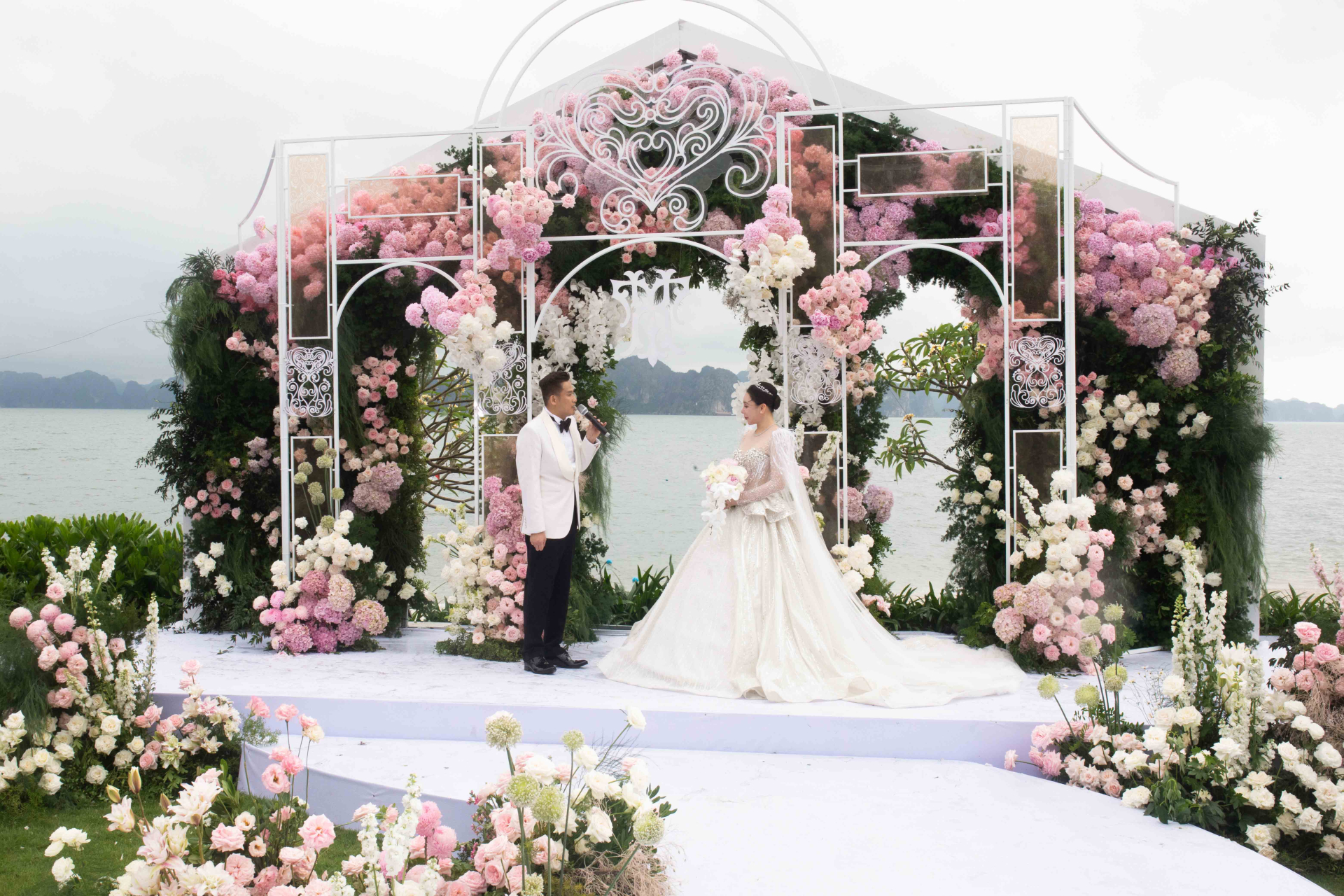 Lý Nhã Kỳ bất ngờ xuất hiện làm dâu phụ trong đám cưới của Hồ Quỳnh Hương - ảnh 4