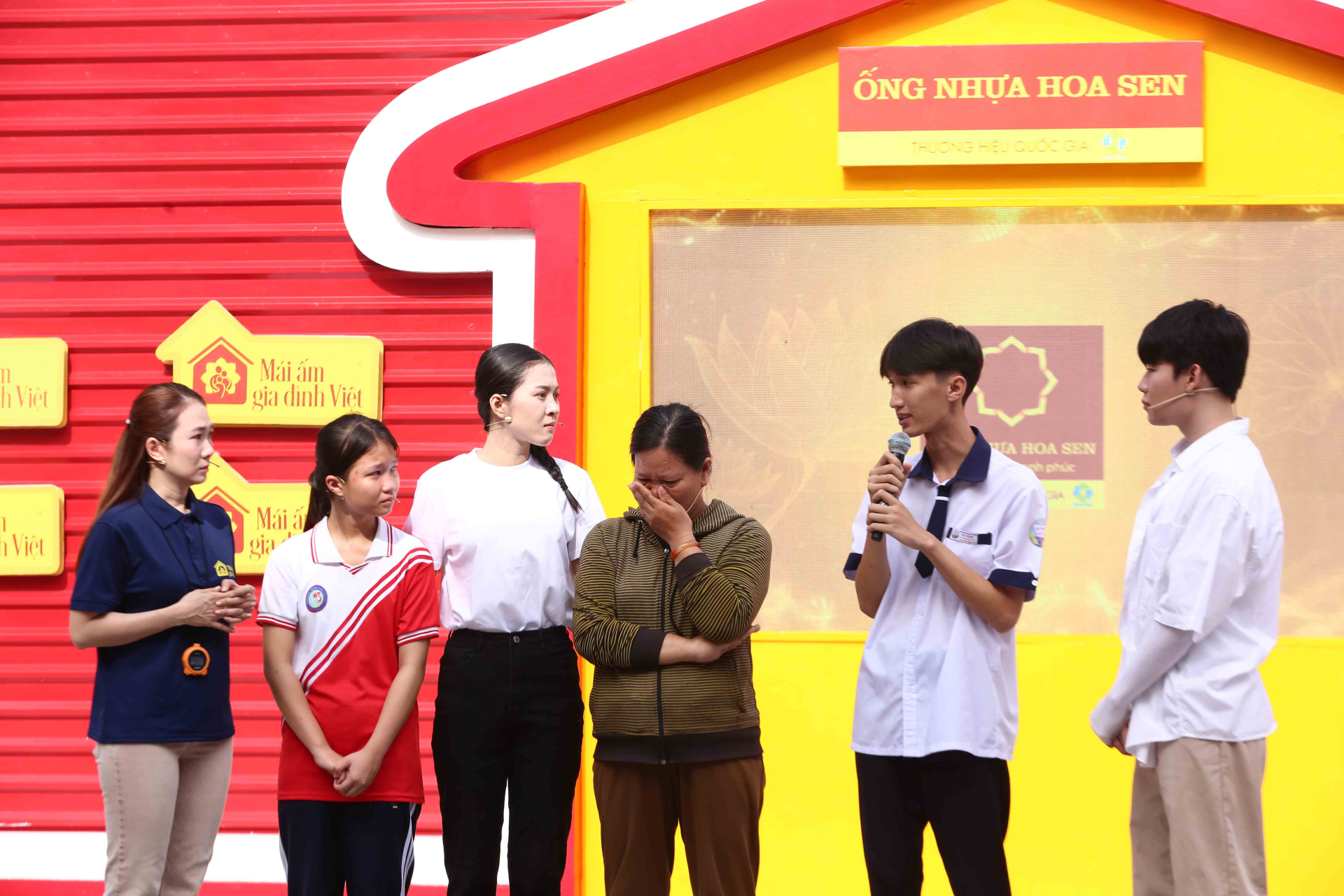 Diễn viên Quang Trung và hoa hậu Nguyễn Ngọc Kiều Duy góp sức mang về hơn 100 triệu đồng cho các em nhỏ mồ côi - ảnh 1