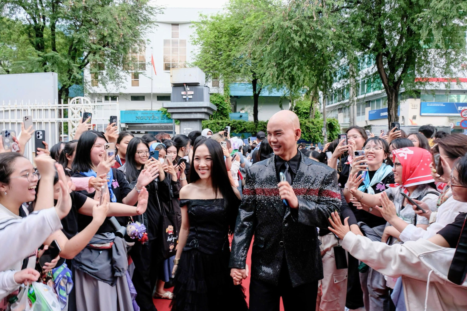 Anh Tài Phan Đinh Tùng sánh đôi cùng bà xã tái xuất sau phẫu thuật tai tại buổi ra mắt phim tài liệu 'Mưa Lửa' - ảnh 1