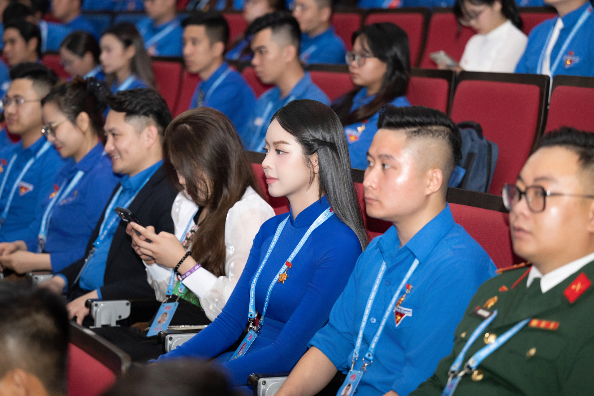 Hoa hậu Thanh Thuỷ vinh dự nhận Huy hiệu thanh niên tiên tiến làm theo lời Bác - ảnh 1