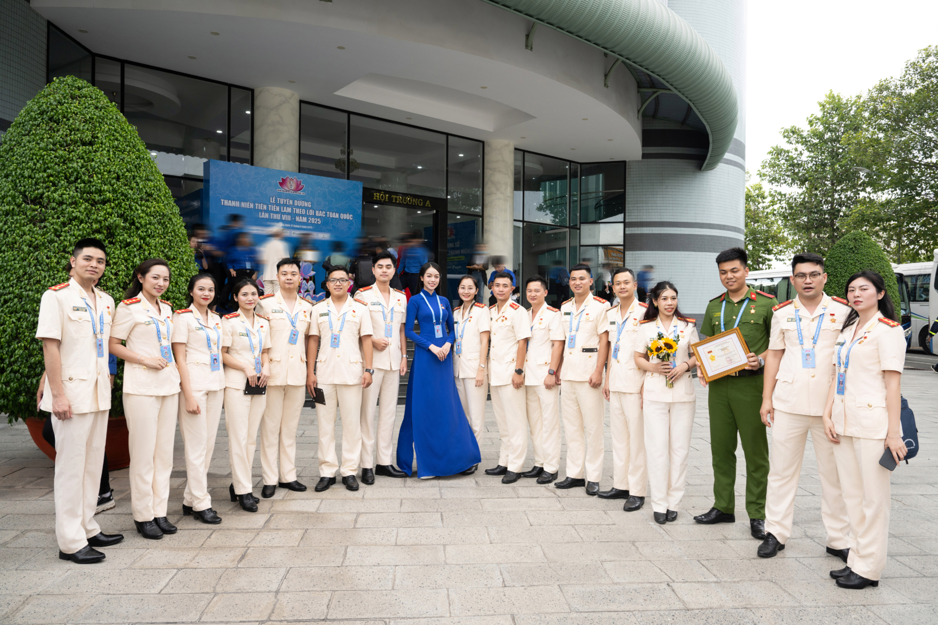 Hoa hậu Thanh Thuỷ vinh dự nhận Huy hiệu thanh niên tiên tiến làm theo lời Bác - ảnh 2
