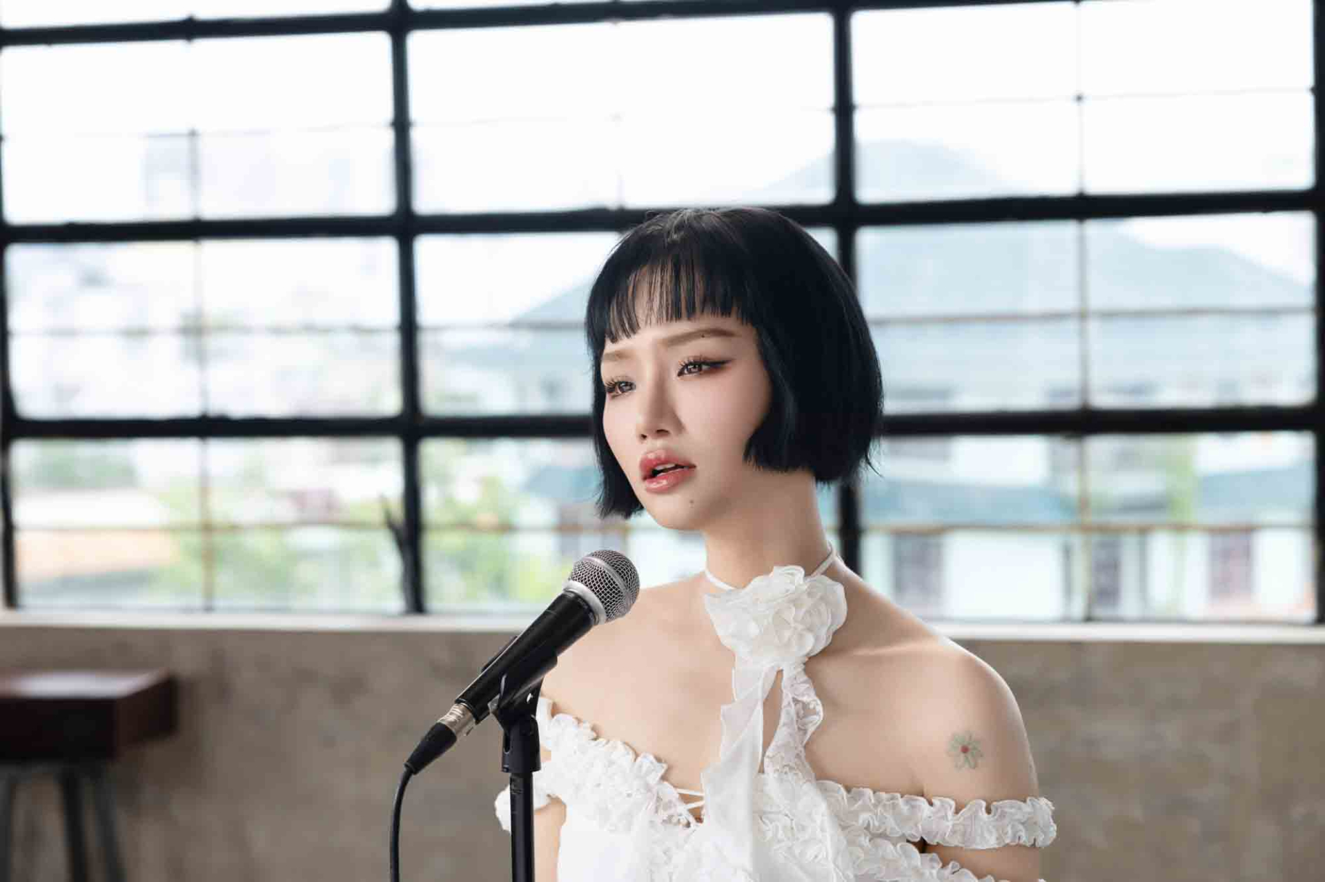 Thiều Bảo Trâm kết hợp cùng Miu Lê cho phiên bản mới của ‘không lời’, tiết lộ “đây là người tôi mập mờ” - ảnh 3