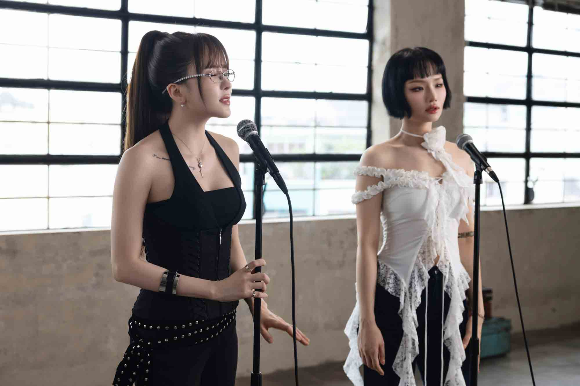 Thiều Bảo Trâm kết hợp cùng Miu Lê cho phiên bản mới của ‘không lời’, tiết lộ “đây là người tôi mập mờ” - ảnh 1