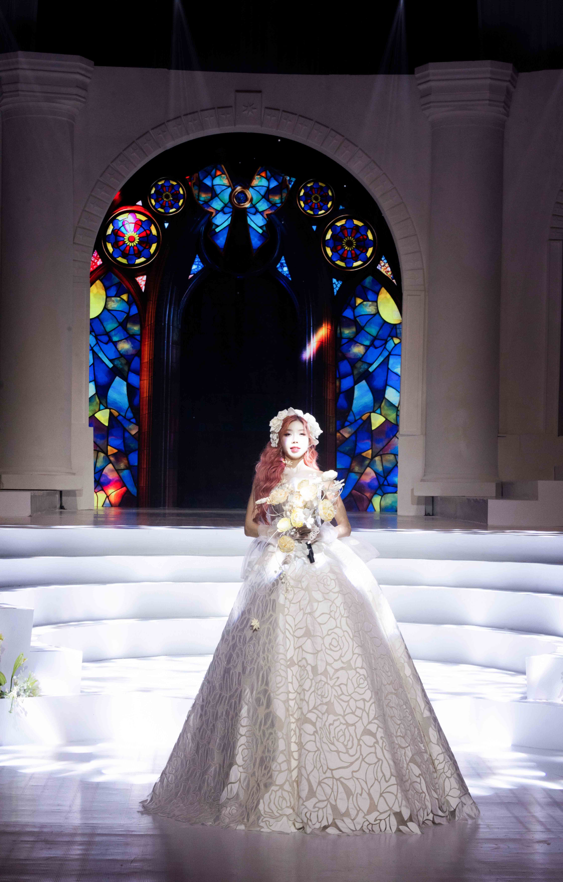 Trang Pháp catwalk đầy tự tin, làm vedette cho show áo cưới của - ảnh 1