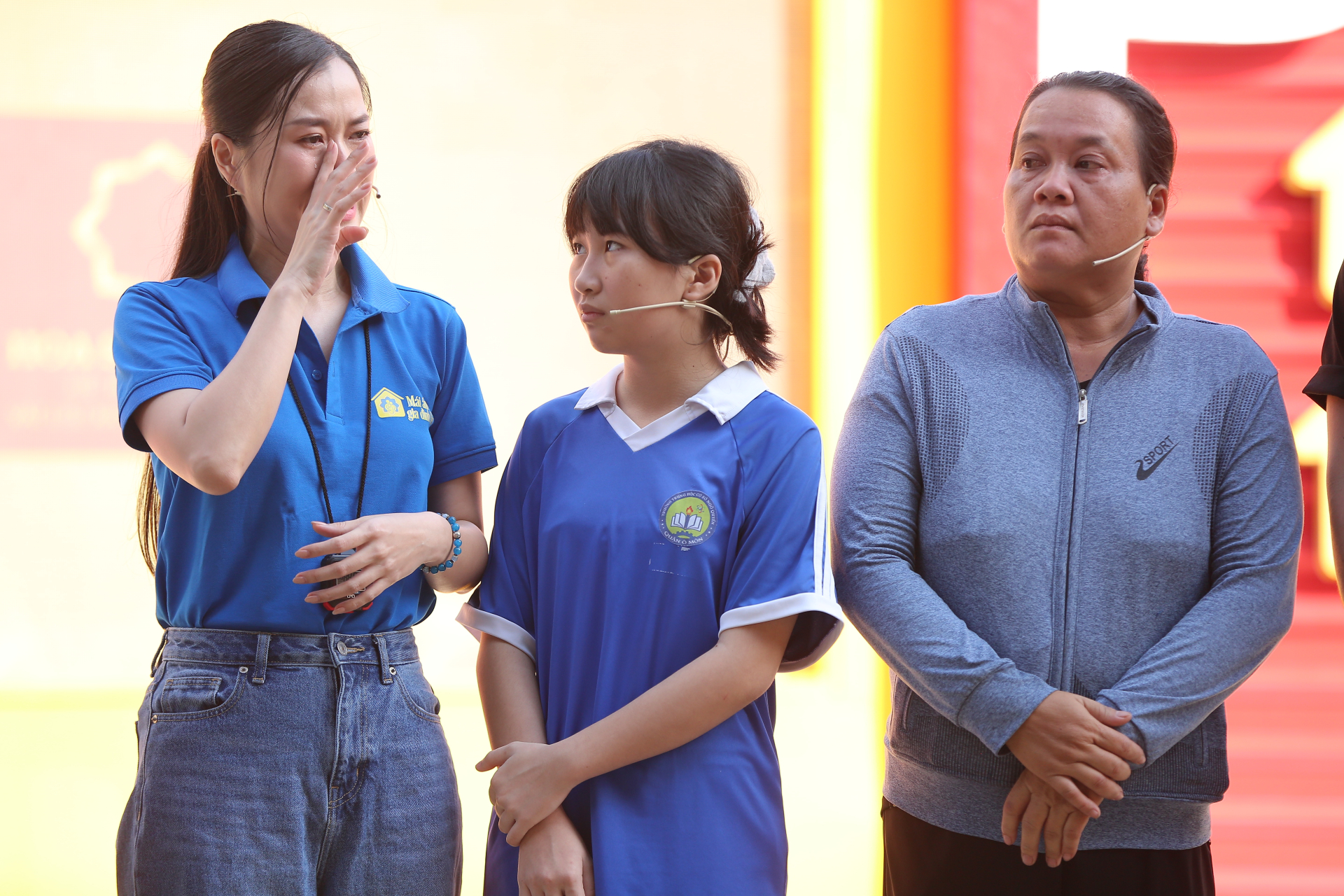 Lâm Vỹ Dạ và Hà Thu khóc nghẹn trước cô bé mồ côi sống một mình trong căn nhà cũ - ảnh 4