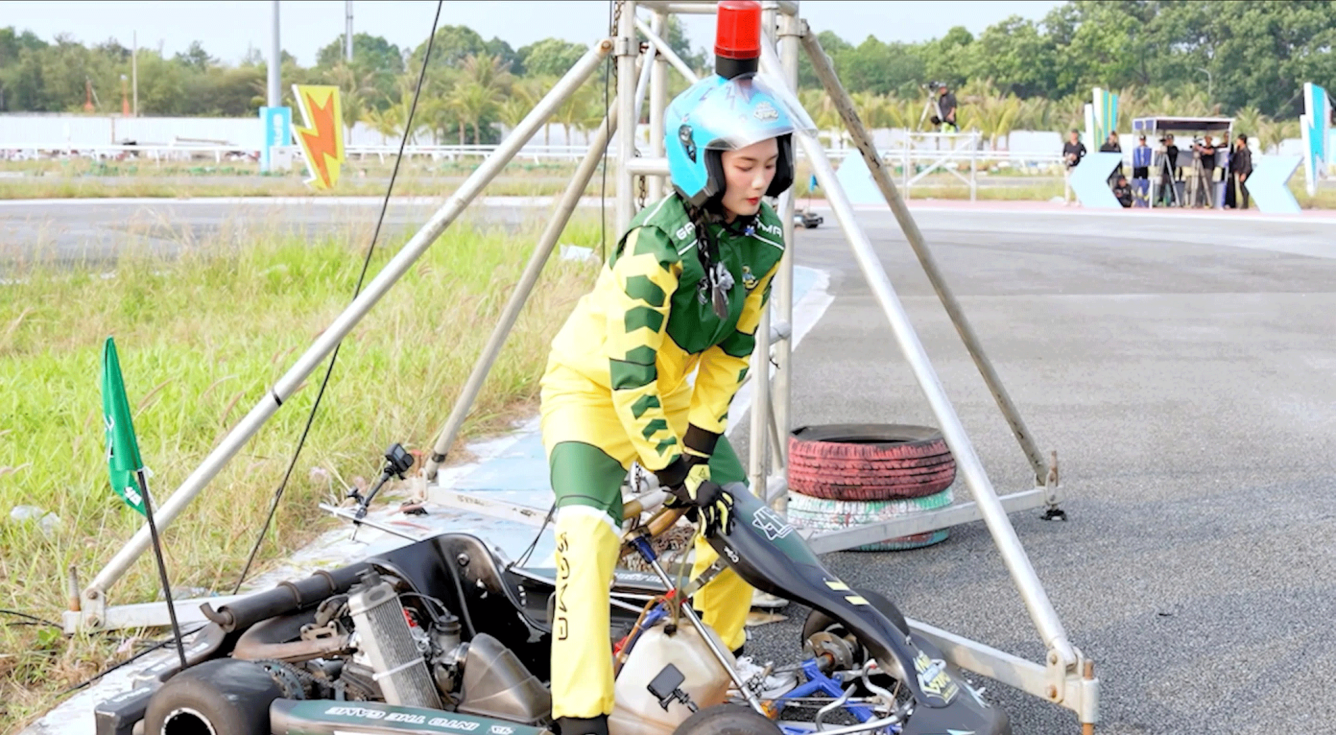 Á hậu Quỳnh Anh bất ngờ va chạm, phải chia tay ngay tập đầu show thực tế về đua xe - ảnh 3
