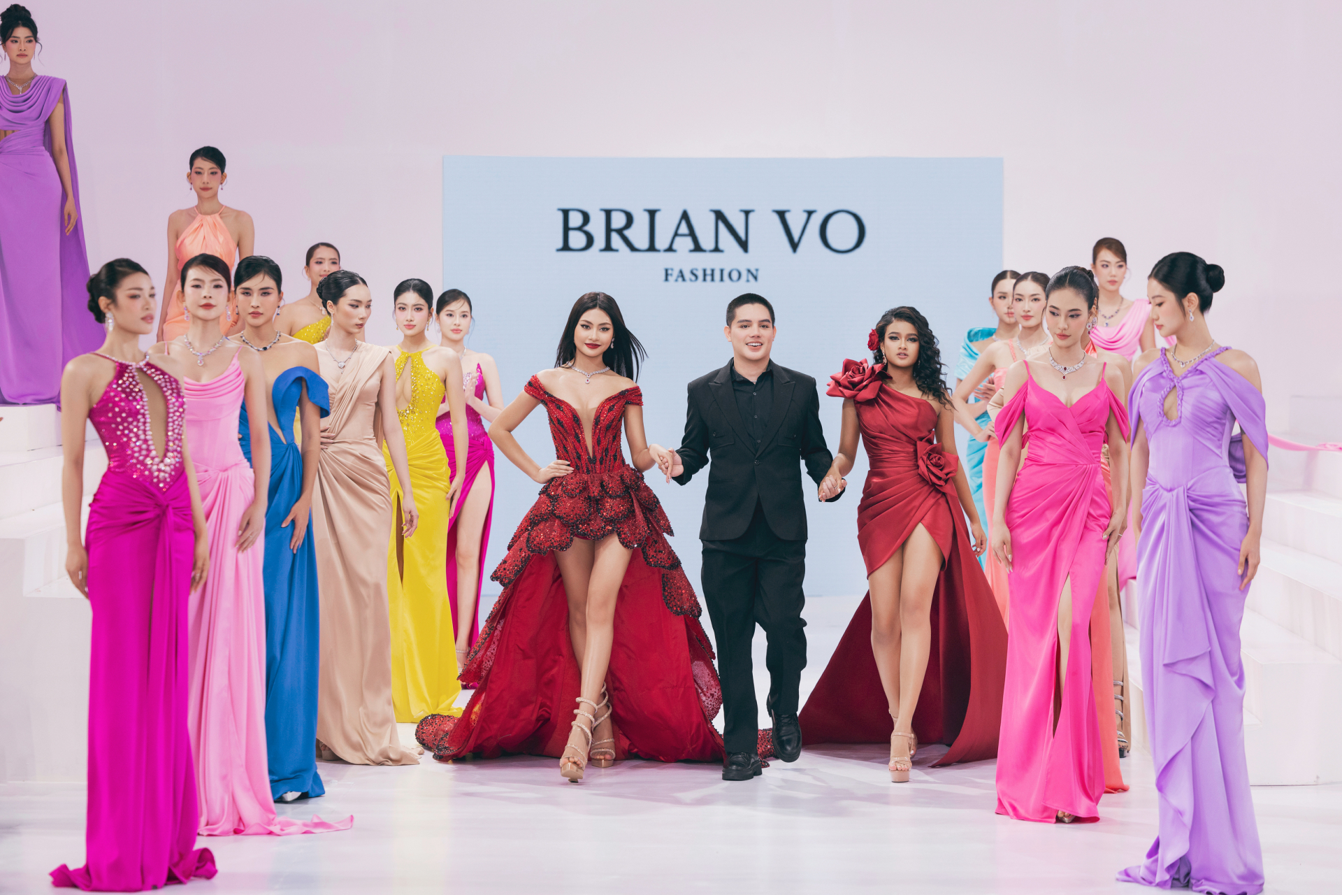 Với bộ sưu tập “Color of Freedom”, NTK Brian Võ lan tỏa tinh thần “không có bất kì khuôn khổ nào trong thời trang”.