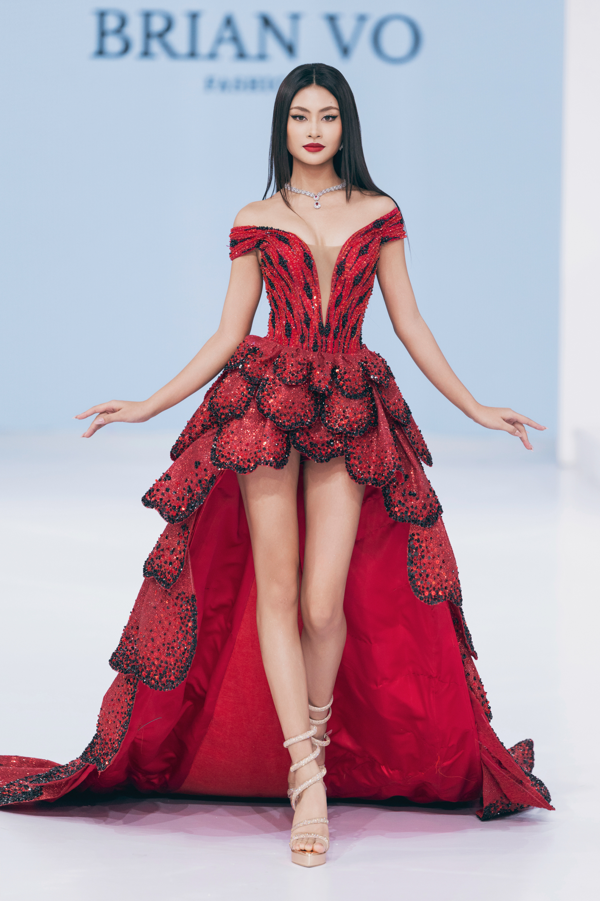 Bùi Xuân Hạnh làm vedette trong BST mới của NTK Brian Võ: Lấy cảm hứng từ trăng máu và nữ thần Hy Lạp - ảnh 2