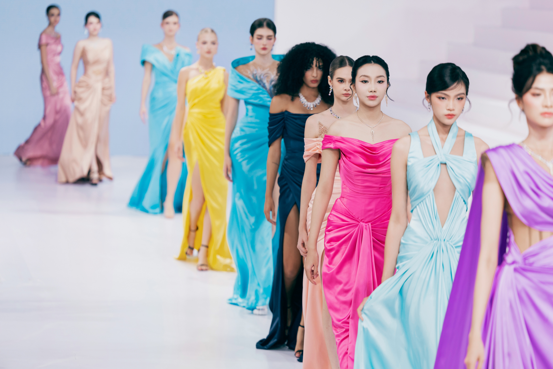 Bùi Xuân Hạnh làm vedette trong BST mới của NTK Brian Võ: Lấy cảm hứng từ trăng máu và nữ thần Hy Lạp - ảnh 3