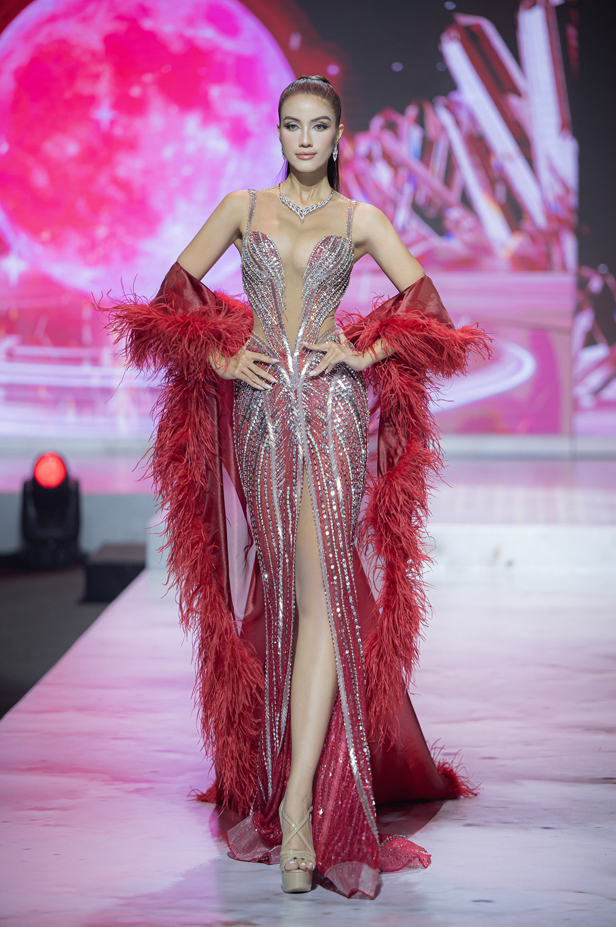 Bùi Xuân Hạnh làm vedette trong BST mới của NTK Brian Võ: Lấy cảm hứng từ trăng máu và nữ thần Hy Lạp - ảnh 6
