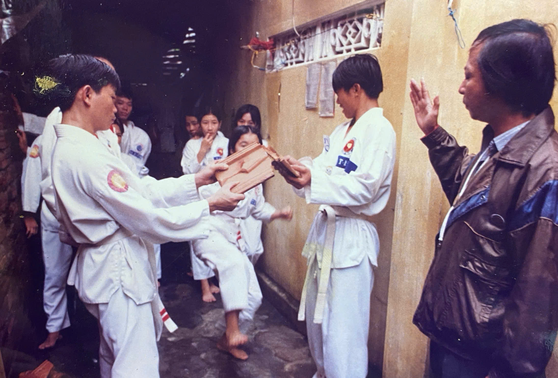 Đạo diễn Toni tập luyện võ thuật từ khi còn ở Tiểu học