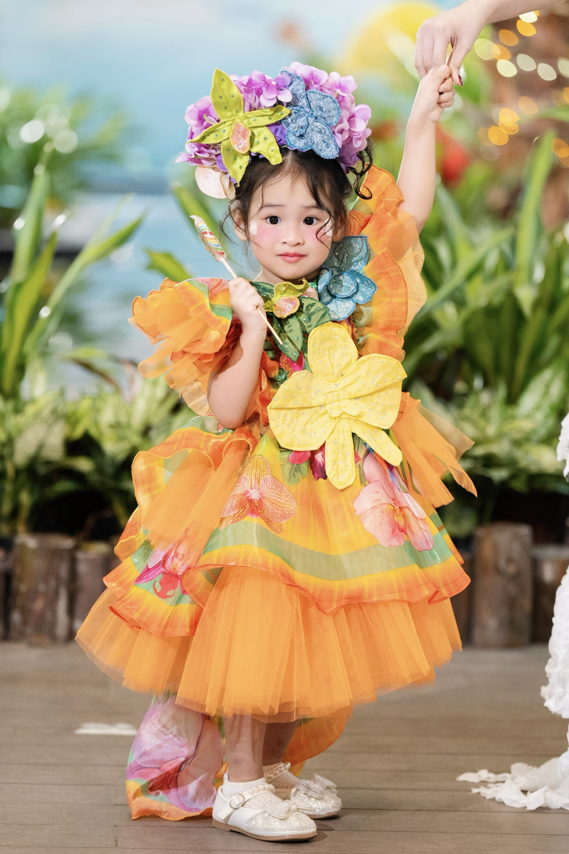 Á hậu Trúc Ny cho con học tiếng Anh, tiếng Trung, catwalk từ sớm - ảnh 3