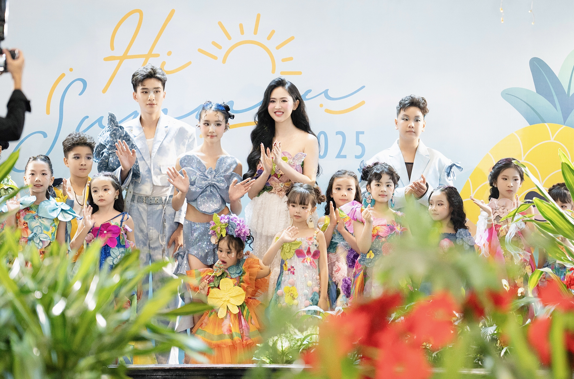 Trúc Ny dù không hoạt động thường xuyên trong showbiz nhưng mỗi lần xuất hiện trên các sàn diễn thời trang cô đều được ưu ái xuất hiện ở những vị trí quan trọng.