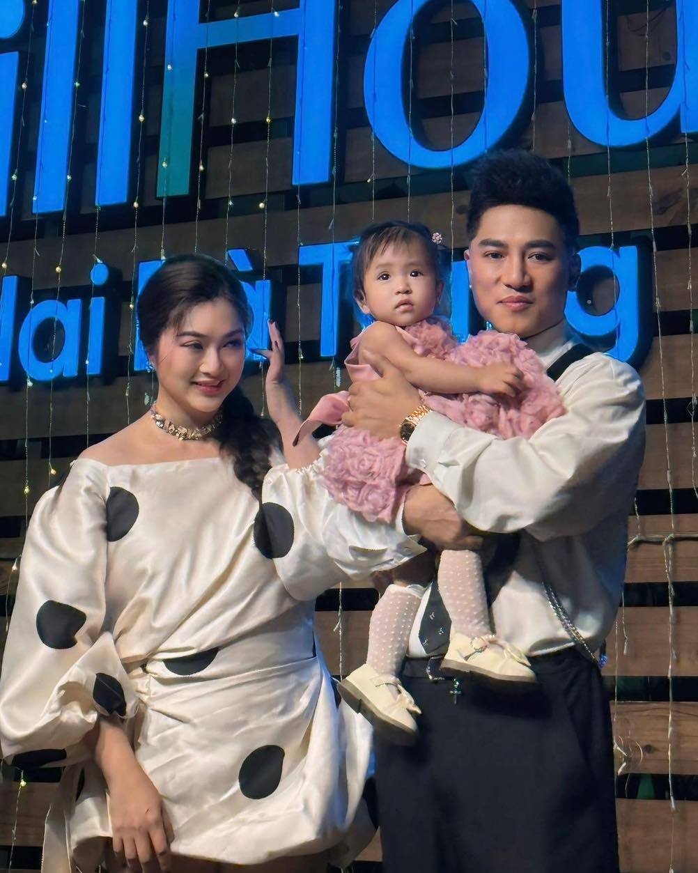 Thanh Trúc và Châu Khải Phong lần đầu công khai mối quan hệ giấu kín nhiều năm tại tiệc thôi nôi con gái - ảnh 1