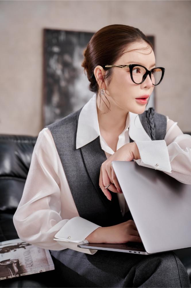 Thời trang 'đậm mùi tiền' của phú bà Lý Nhã Kỳ khi làm 'nhân viên công sở' - ảnh 8
