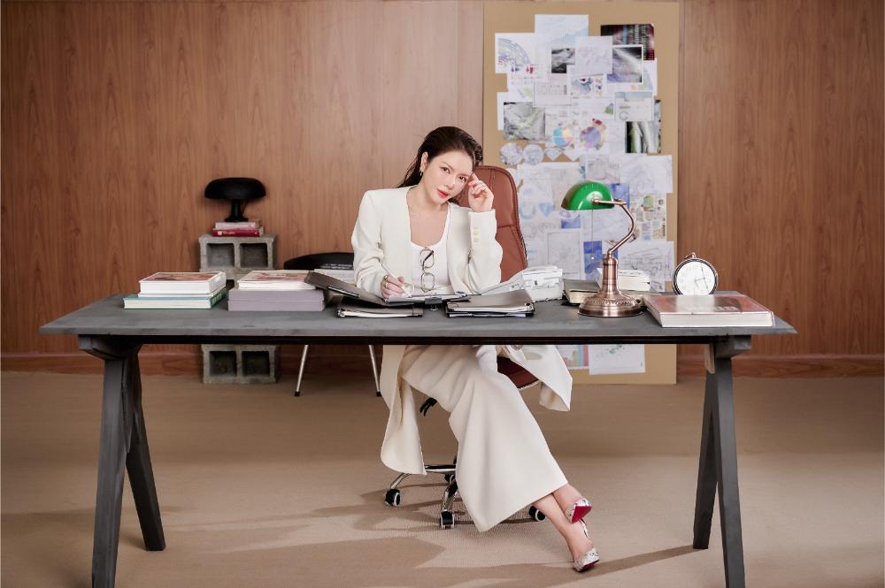 Thời trang 'đậm mùi tiền' của phú bà Lý Nhã Kỳ khi làm 'nhân viên công sở' - ảnh 1