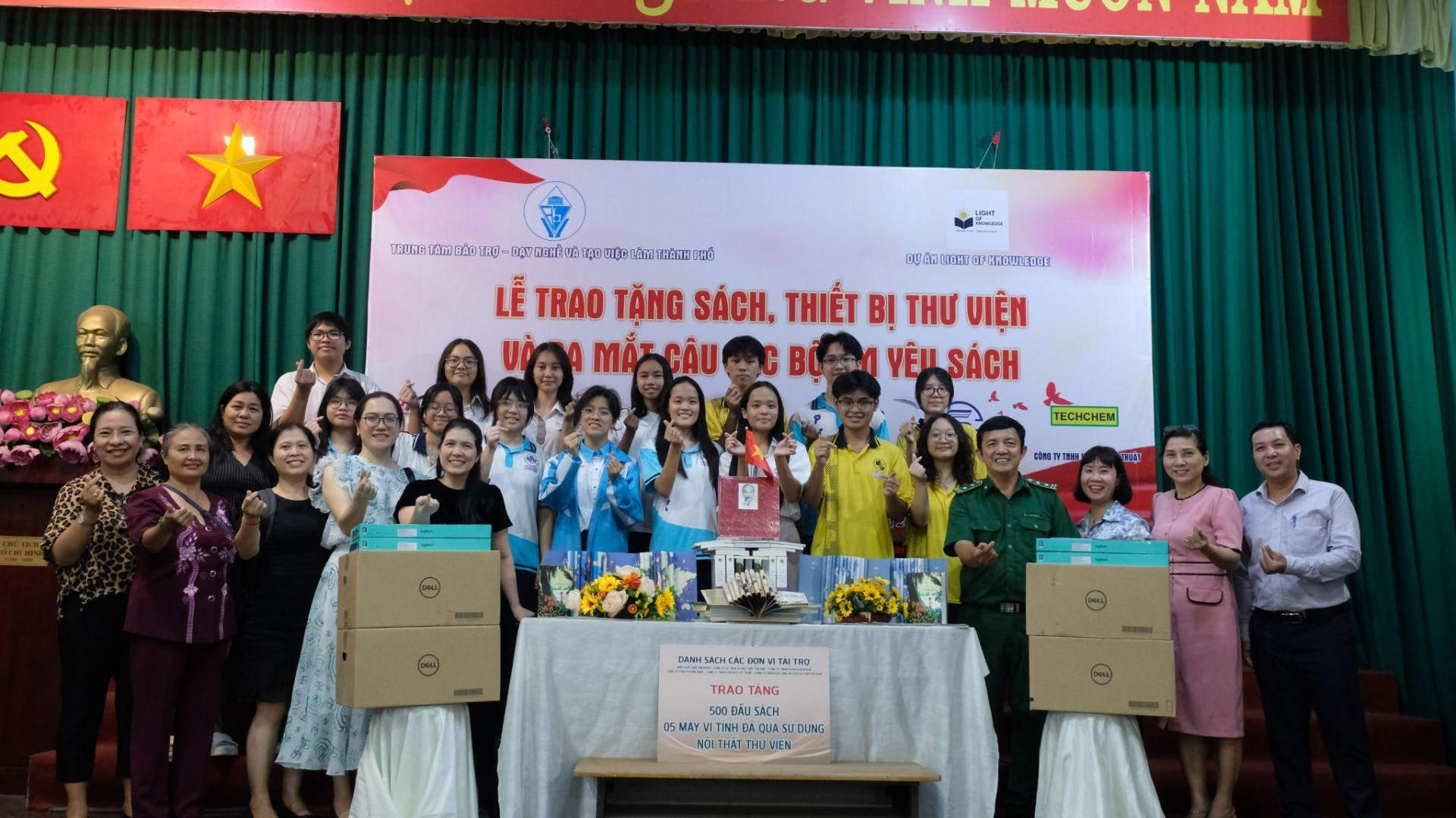 'Ánh sáng Tri thức': Hành trình gieo mầm tri thức từ Nam ra Bắc của 2 cô gái Gen Z sáng lập - ảnh 1