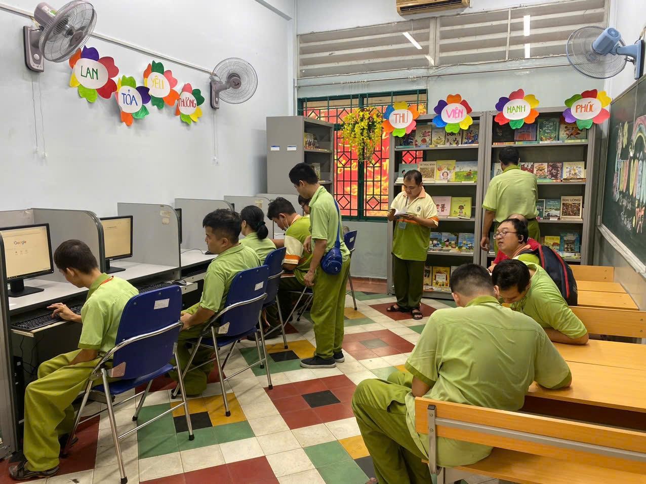 'Ánh sáng Tri thức': Hành trình gieo mầm tri thức từ Nam ra Bắc của 2 cô gái Gen Z sáng lập - ảnh 2