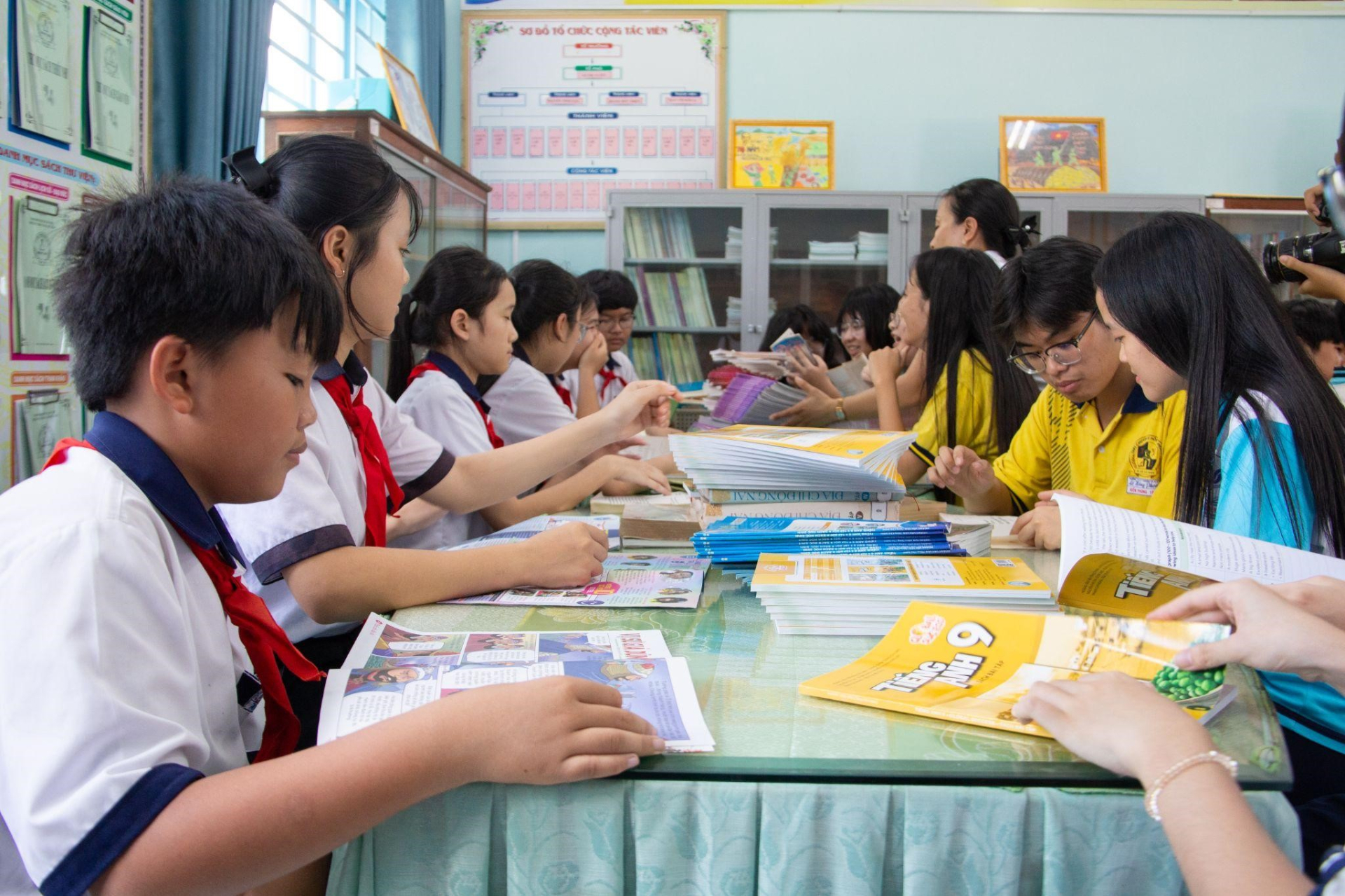 'Ánh sáng Tri thức': Hành trình gieo mầm tri thức từ Nam ra Bắc của 2 cô gái Gen Z sáng lập - ảnh 4