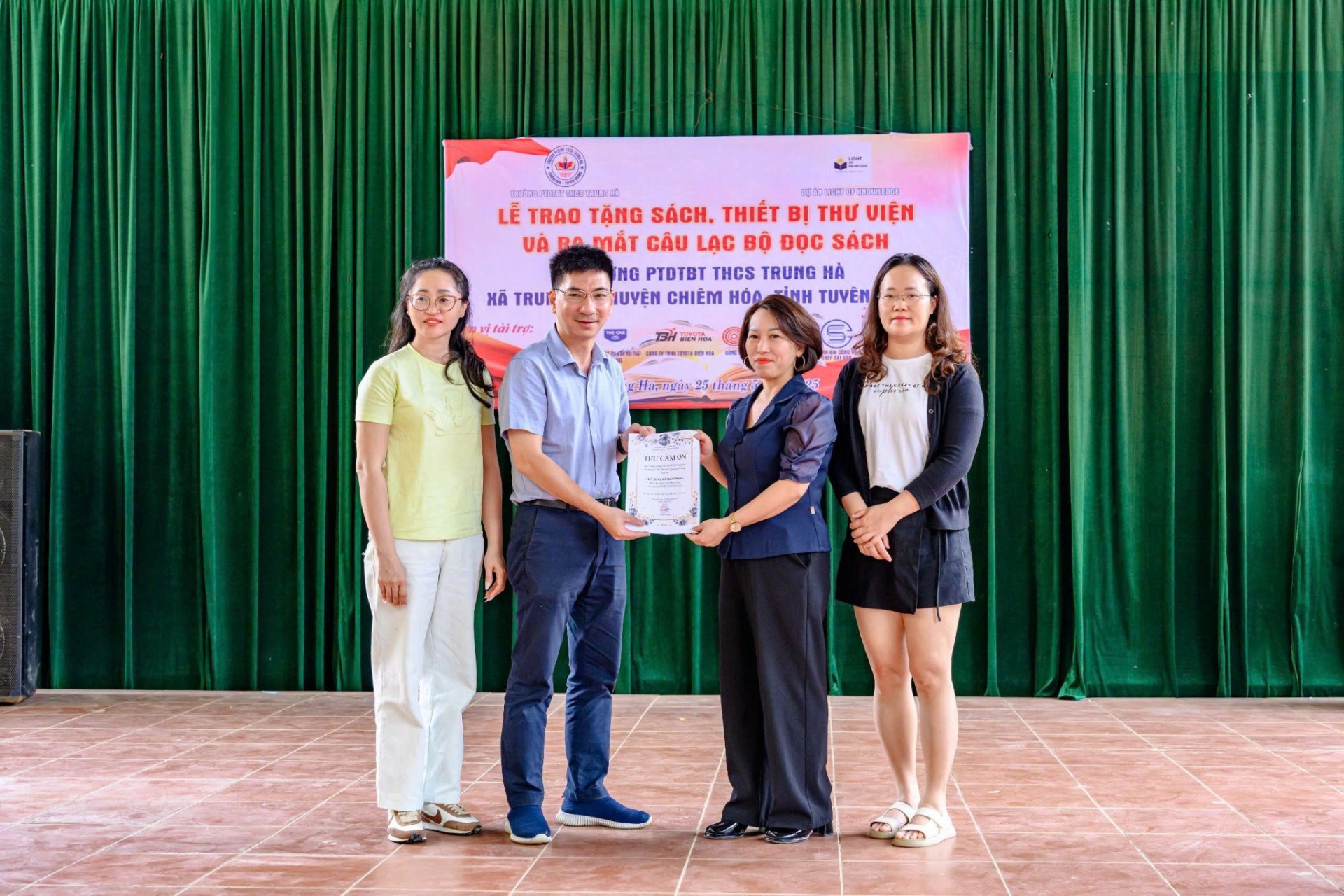 'Ánh sáng Tri thức': Hành trình gieo mầm tri thức từ Nam ra Bắc của 2 cô gái Gen Z sáng lập - ảnh 5
