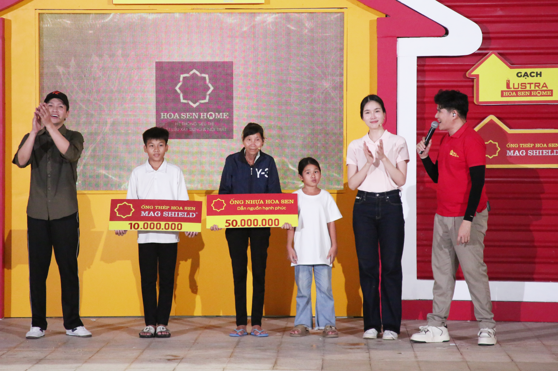 Bạch Công Khanh và Phương Anh lăn xả hết mình, ướt sũng người vì hai bạn nhỏ mồ côi cha, sống xa mẹ - ảnh 8