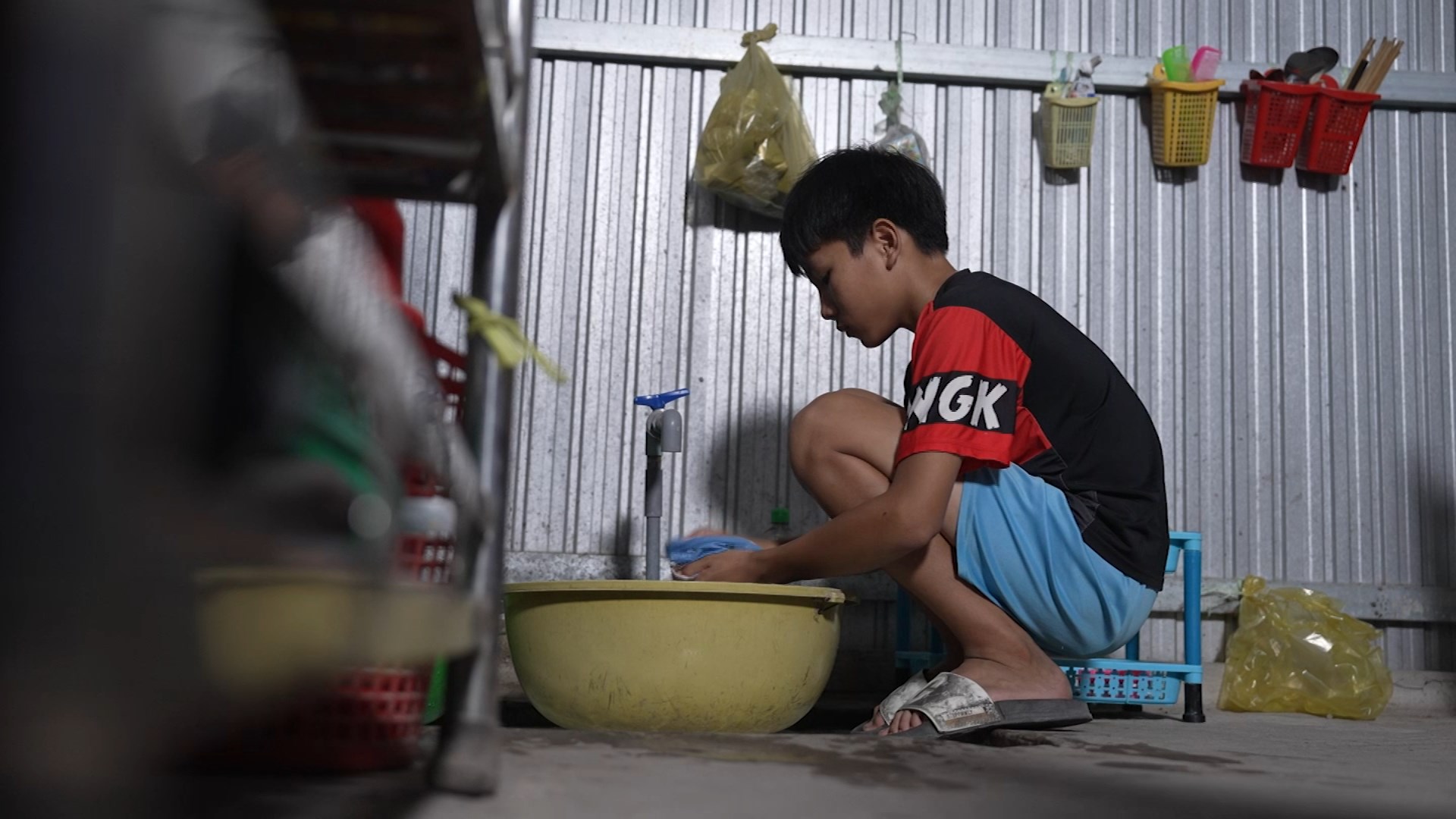 Bạch Công Khanh và Phương Anh lăn xả hết mình, ướt sũng người vì hai bạn nhỏ mồ côi cha, sống xa mẹ - ảnh 4