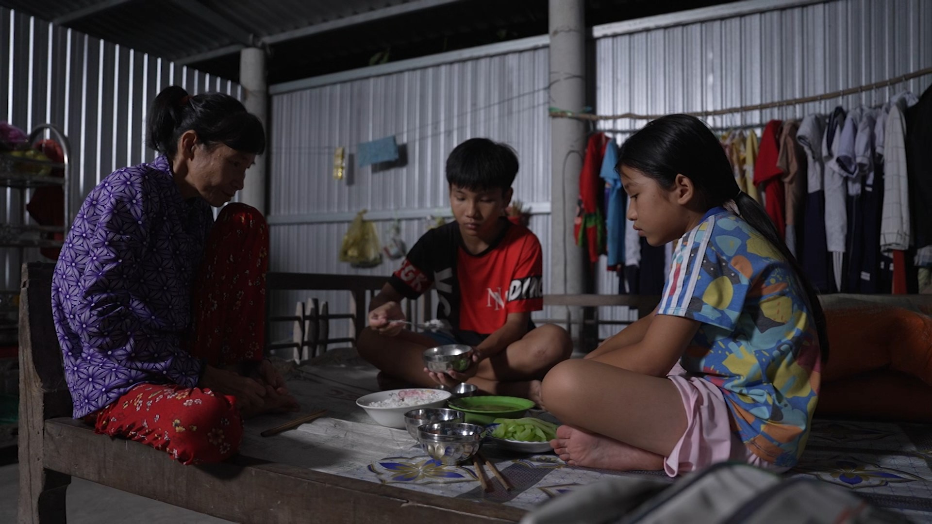 Bạch Công Khanh và Phương Anh lăn xả hết mình, ướt sũng người vì hai bạn nhỏ mồ côi cha, sống xa mẹ - ảnh 2