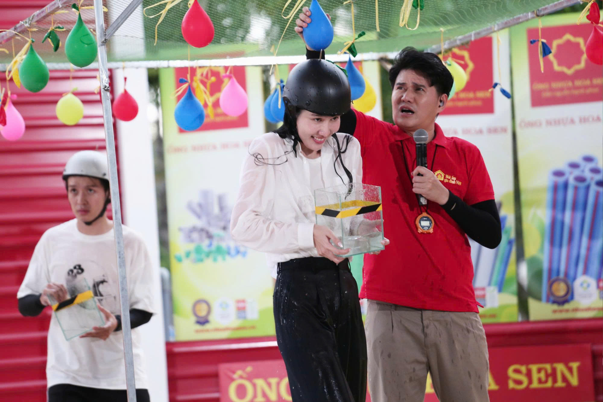 Bạch Công Khanh và Phương Anh lăn xả hết mình, ướt sũng người vì hai bạn nhỏ mồ côi cha, sống xa mẹ - ảnh 6