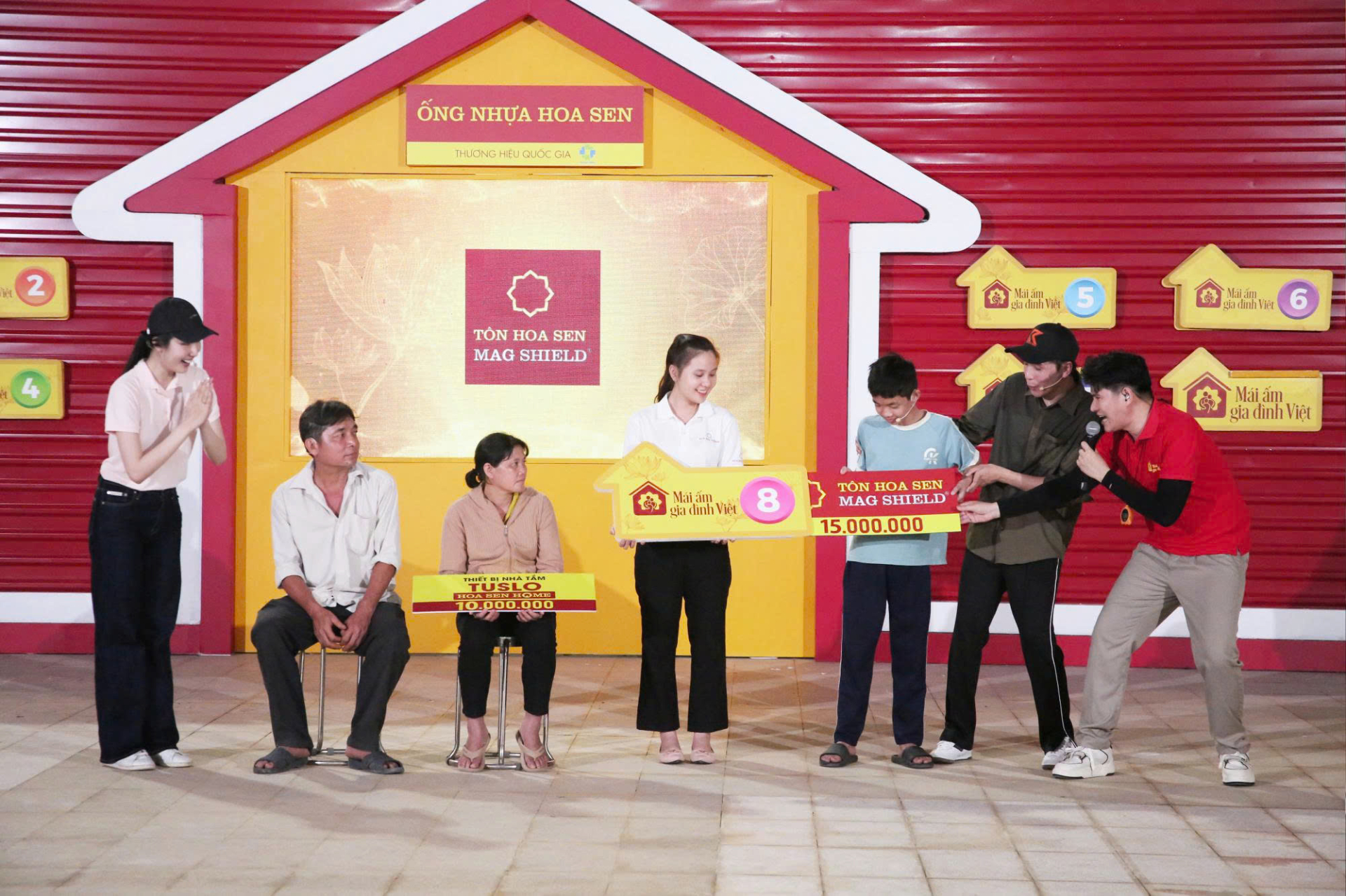 Bạch Công Khanh và Phương Anh lăn xả hết mình, ướt sũng người vì hai bạn nhỏ mồ côi cha, sống xa mẹ - ảnh 7