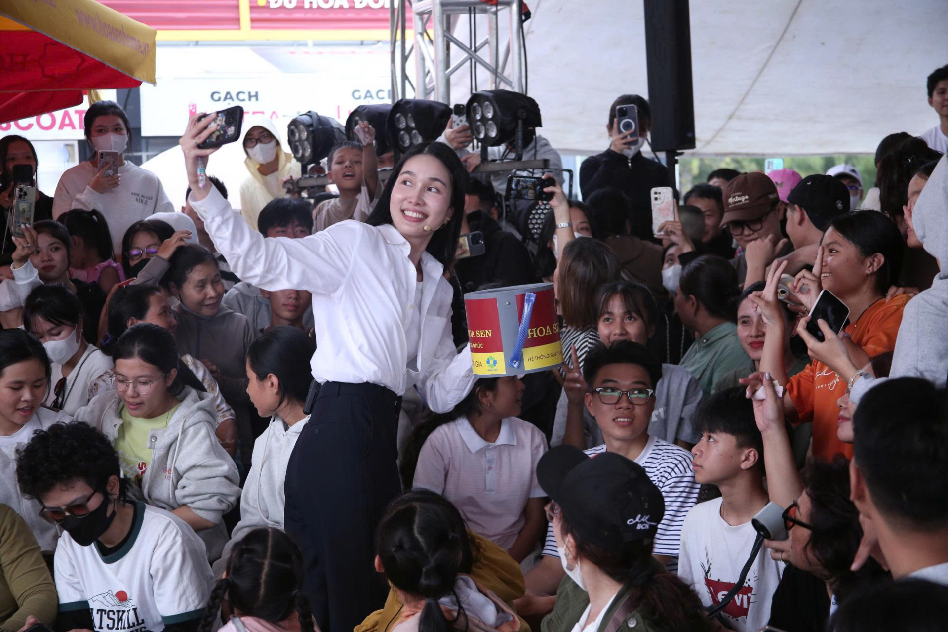 Bạch Công Khanh và Phương Anh lăn xả hết mình, ướt sũng người vì hai bạn nhỏ mồ côi cha, sống xa mẹ - ảnh 9