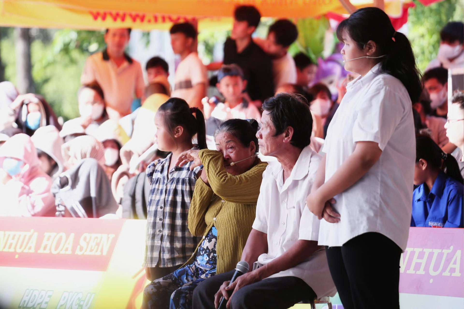 Lương Bích Hữu, Minh Dự nghẹn ngào trước những phận đời mồ côi trong “Mái ấm gia đình Việt” - ảnh 12