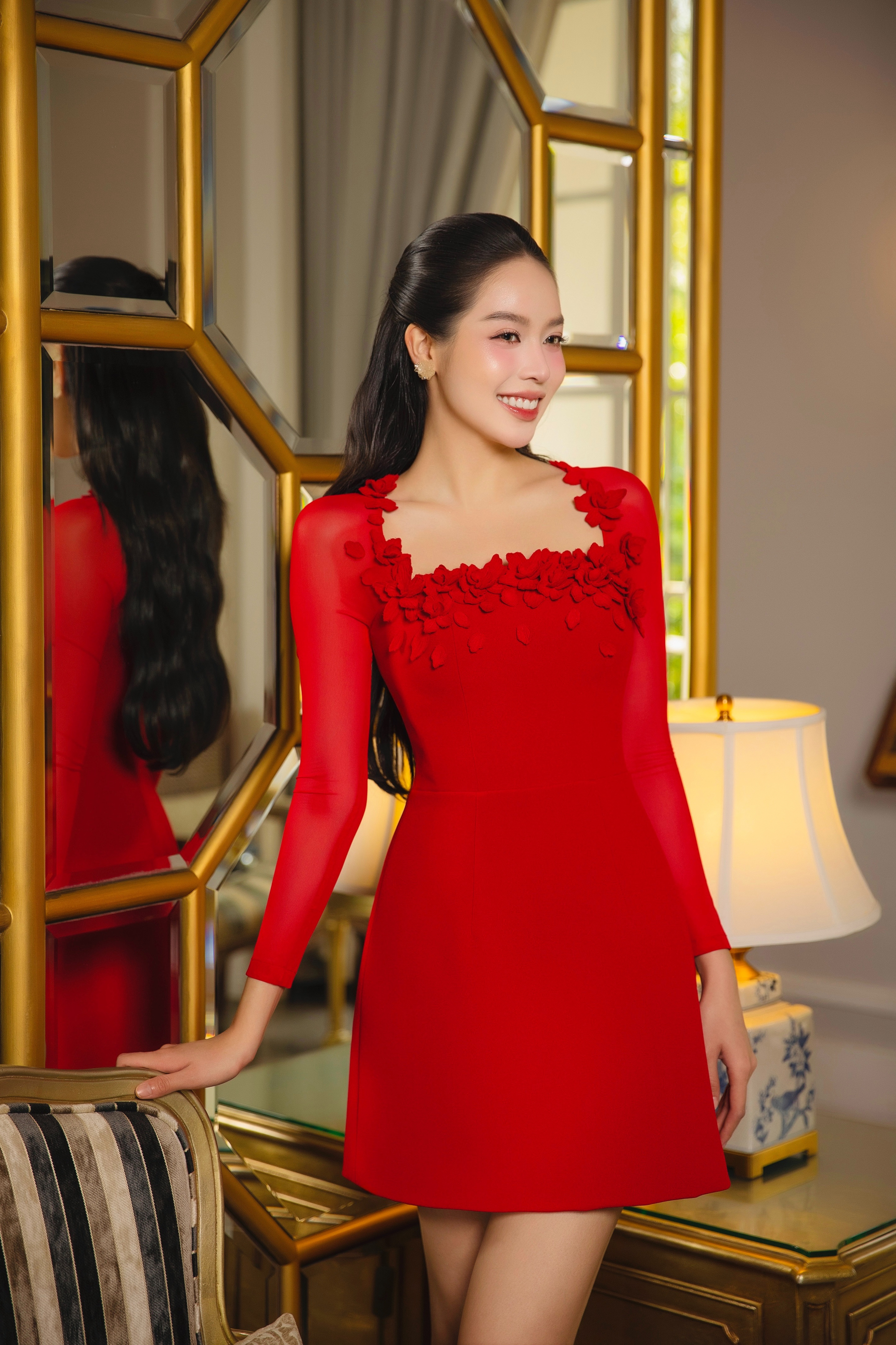 Hoa hậu Thanh Thủy rạng rỡ trong BST Tết 2026 của NTK Lê Thanh Hòa - ảnh 3