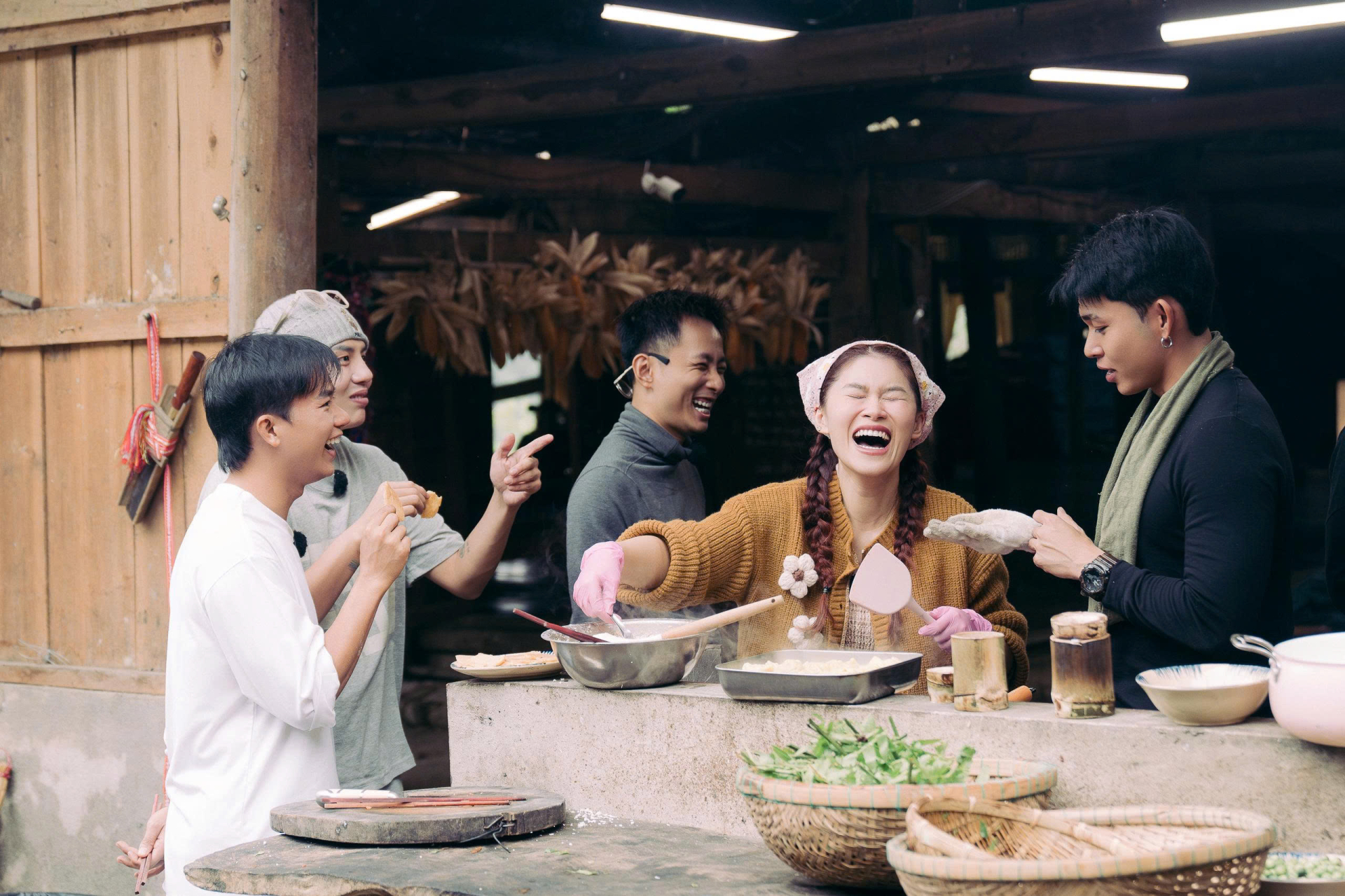 “Gia Đình Haha” trở lại, ấm áp tình làng nghĩa xóm tại mùa đông Bản Liền - ảnh 7