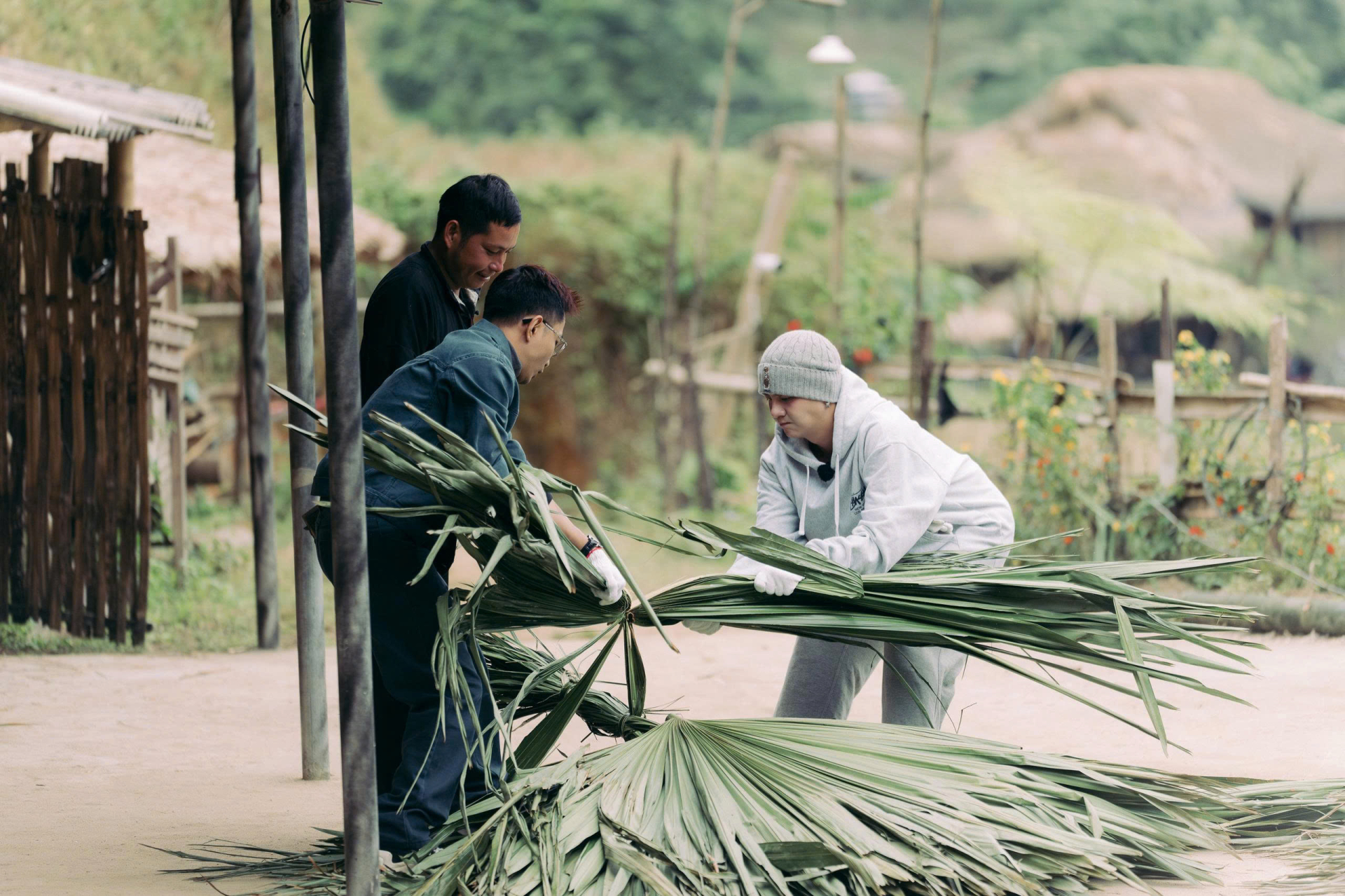 “Gia Đình Haha” trở lại, ấm áp tình làng nghĩa xóm tại mùa đông Bản Liền - ảnh 6