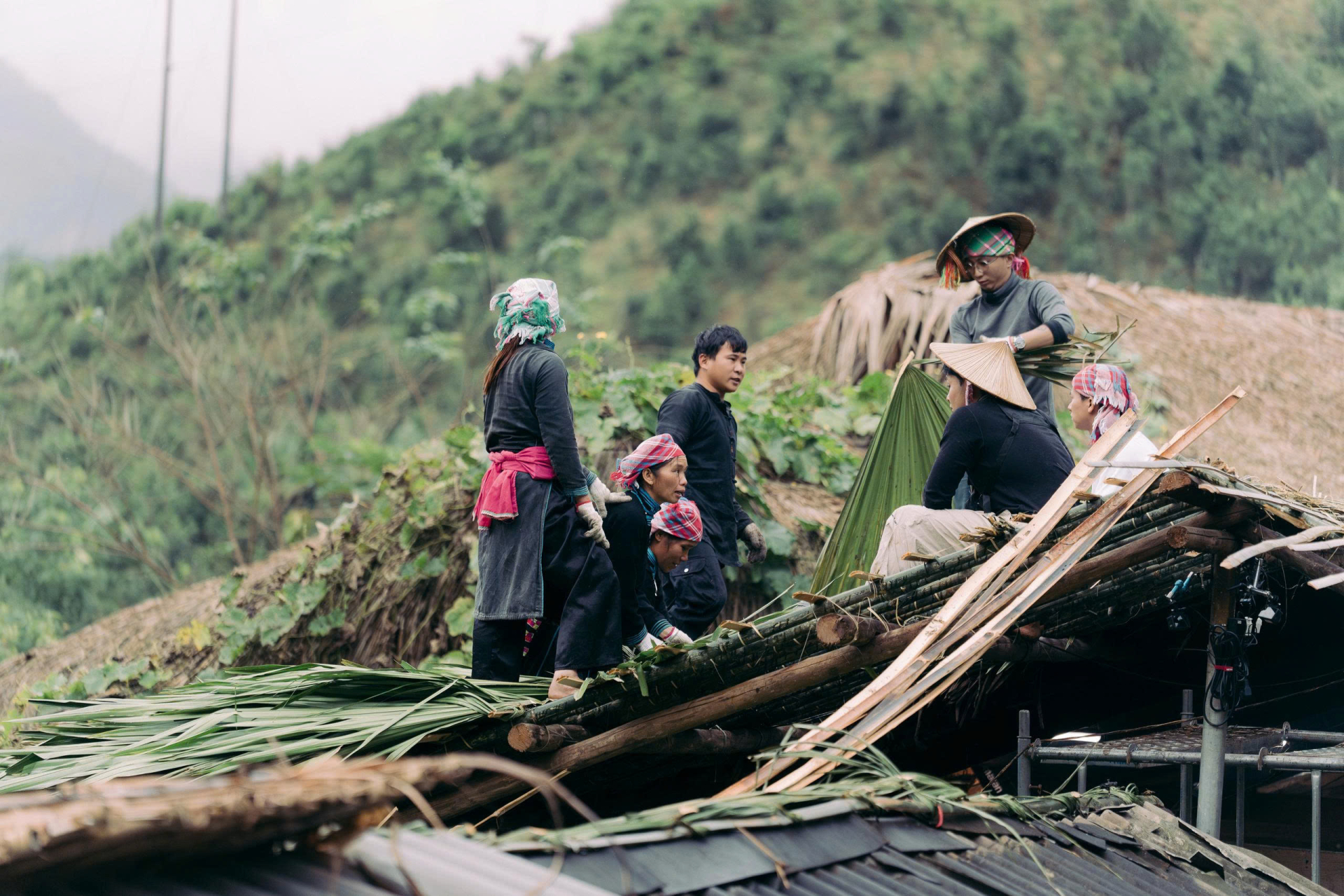 “Gia Đình Haha” trở lại, ấm áp tình làng nghĩa xóm tại mùa đông Bản Liền - ảnh 4
