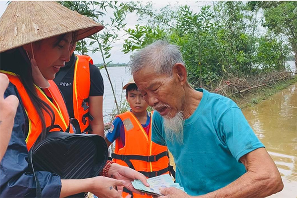 Nhìn lại hành trình 1 năm ca sĩ Thuỷ Tiên kêu gọi cứu trợ lũ lụt miền Trung - ảnh 4