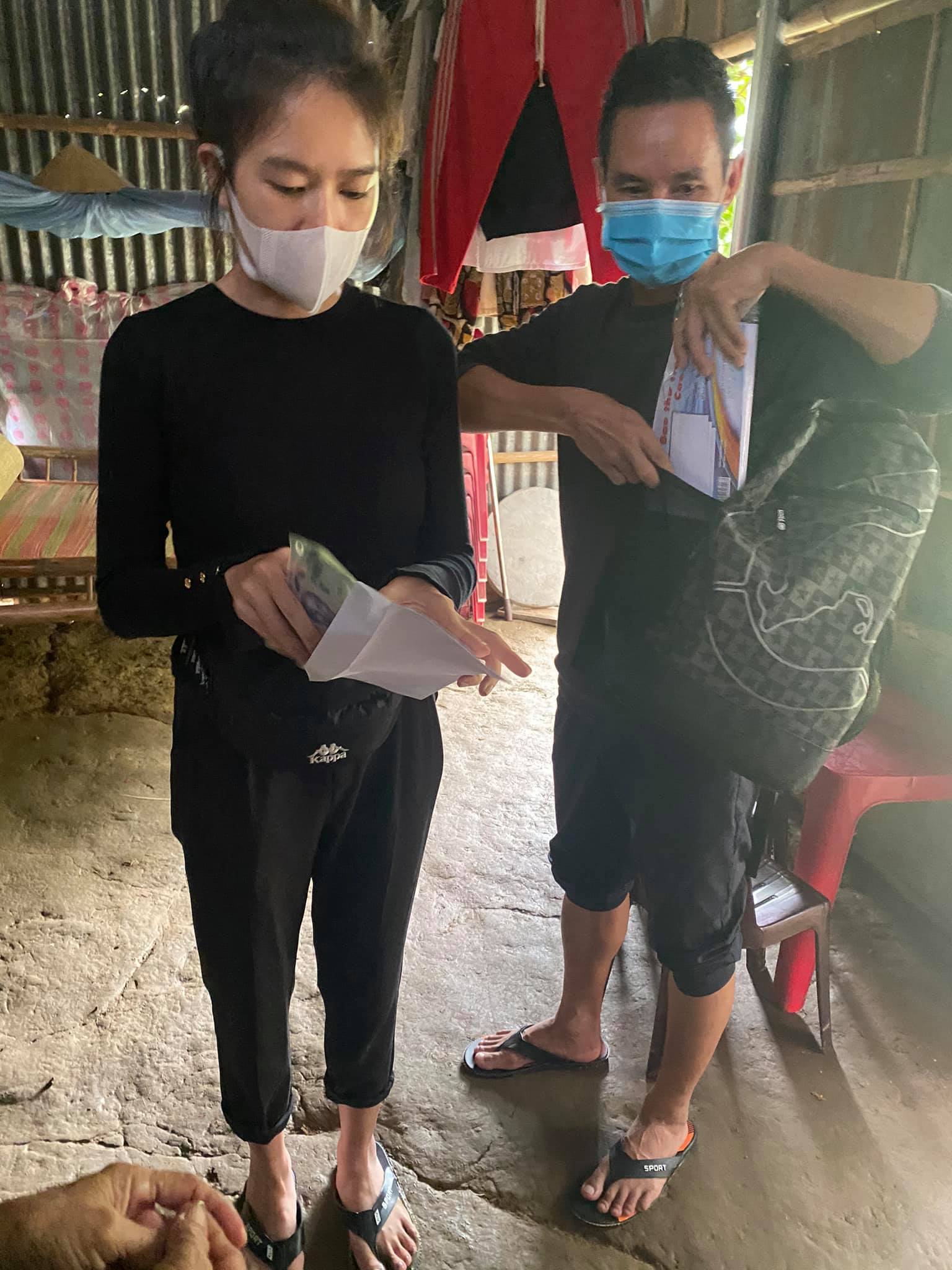Vợ chồng Lý Hải Minh Hà lại 'ghi điểm' nhờ một hành động nhỏ khi trao tiền từ thiện được chia sẻ lại - ảnh 4