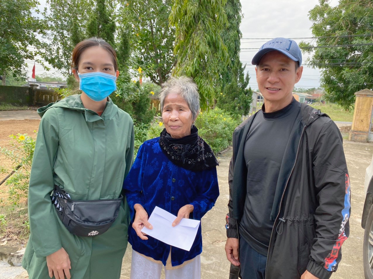 Vợ chồng Lý Hải Minh Hà đến trao phong bì đựng tiền mặt cho các hộ dân bị ảnh hưởng bởi mưa lũ