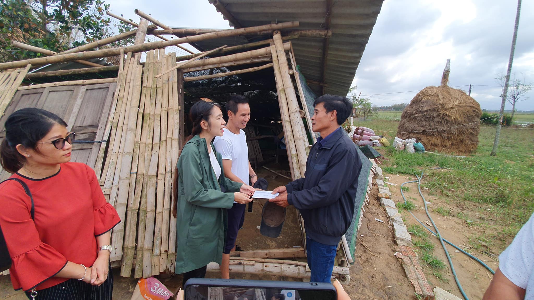 Đoàn thiện nguyện của ca sĩ Lý Hải và bà xã Minh Hà hỗ trợ nhiều hộ dân sửa lại nhà sau mưa bão
