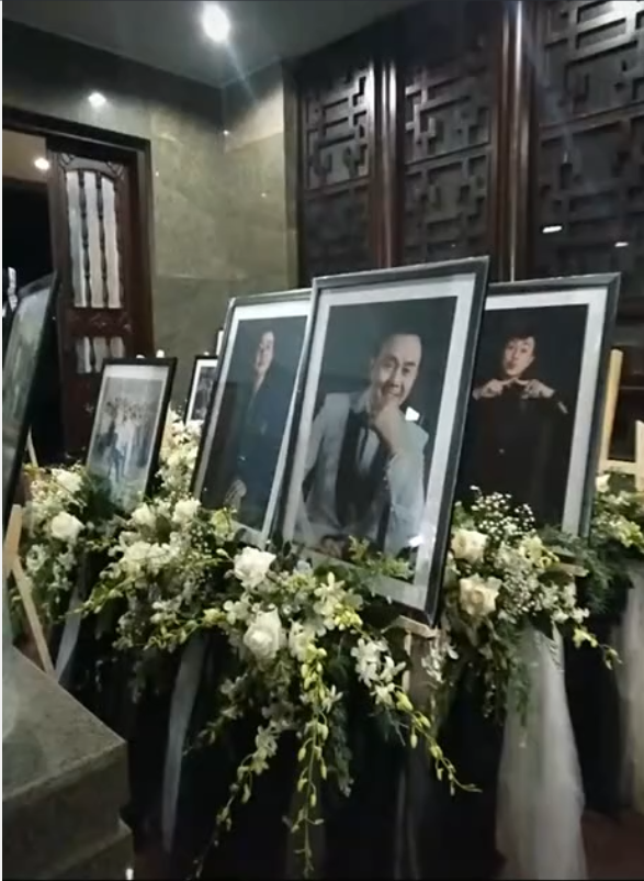 NSUT Hoài Linh chính thức xuất hiện sau nhiều ngày lo liệu cho tang lễ cố nghệ sĩ Chí Tài, chật vật thoát khỏi đám đông
