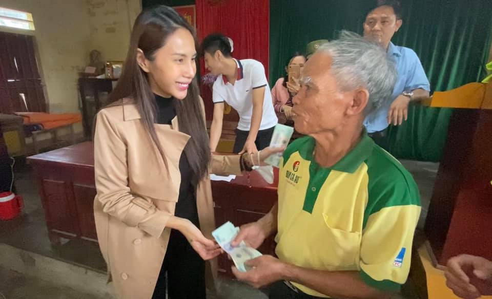 Ca sĩ Thủy Tiên bỏ tiền túi hỗ trợ 100 triệu đồng cho gia đình bị mất trắng sau lũ ở Hà Tĩnh - ảnh 4
